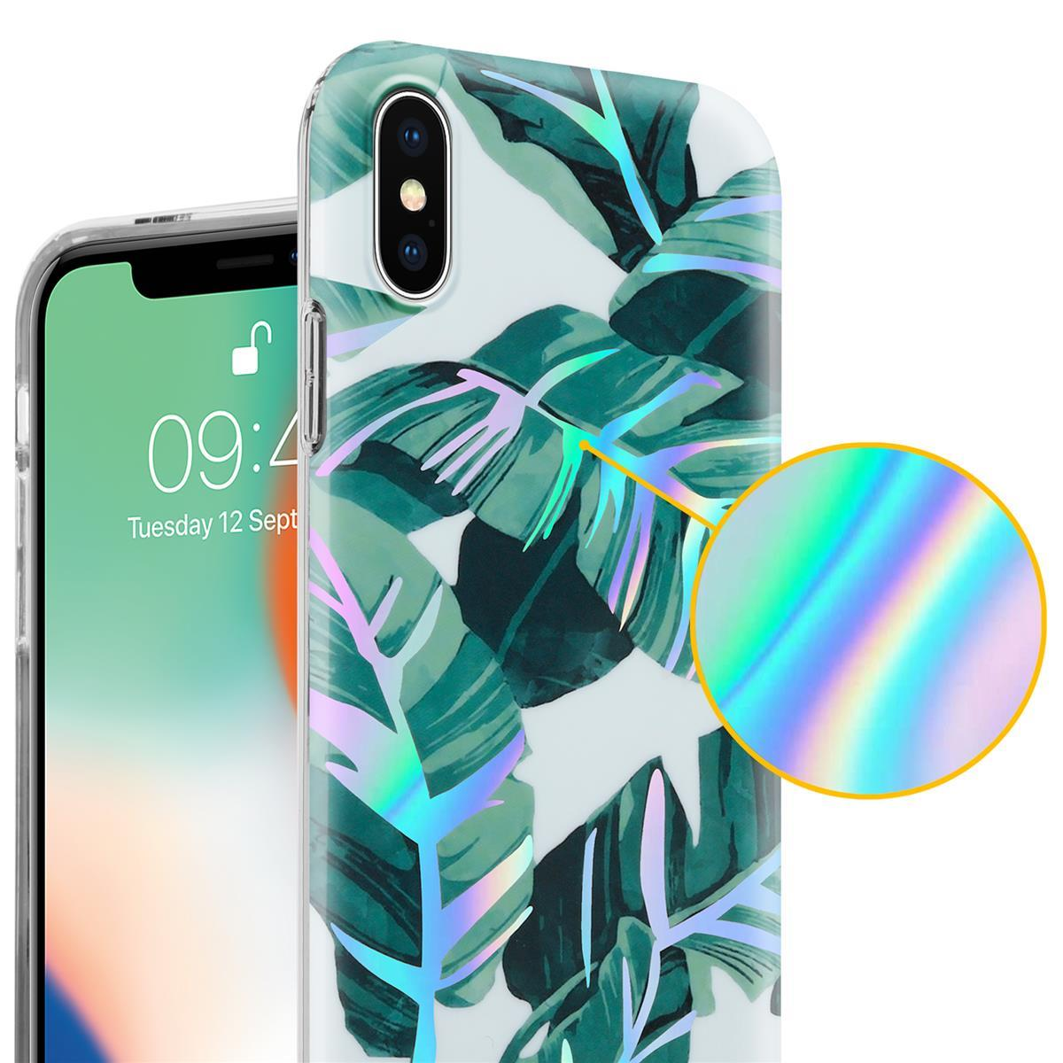 Primo piano di un telefono con una custodia a motivi di foglie. Un dettaglio circolare mostra colori iridescenti.