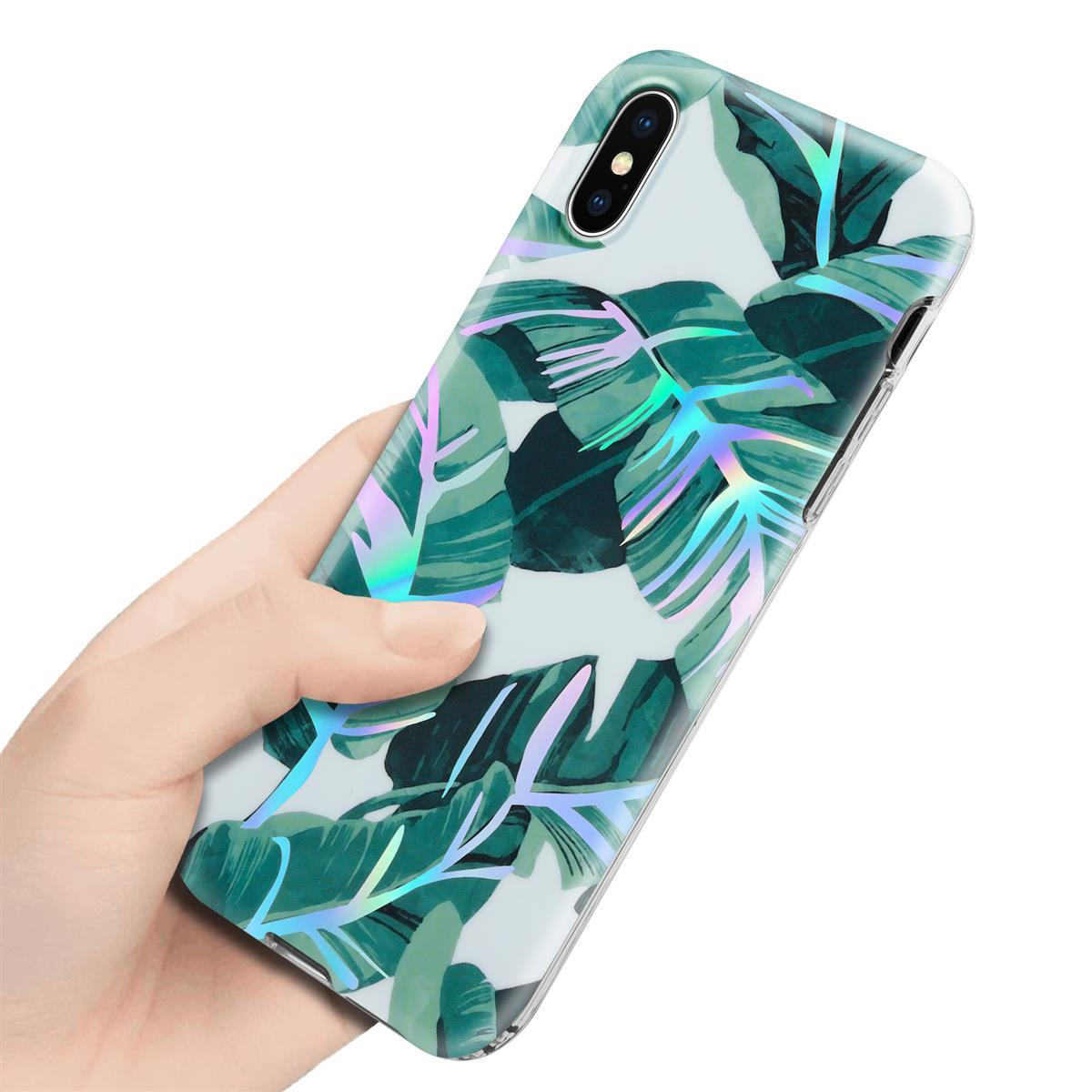 Una mano tiene una custodia per telefono con un motivo a foglie verdi. Le foglie hanno effetti olografici.