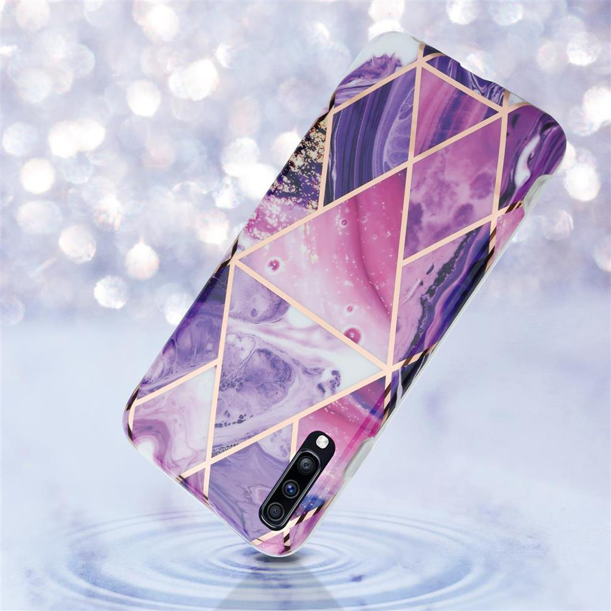 Custodia per telefono con un design marmorizzato viola e rosa con accenti geometrici dorati.