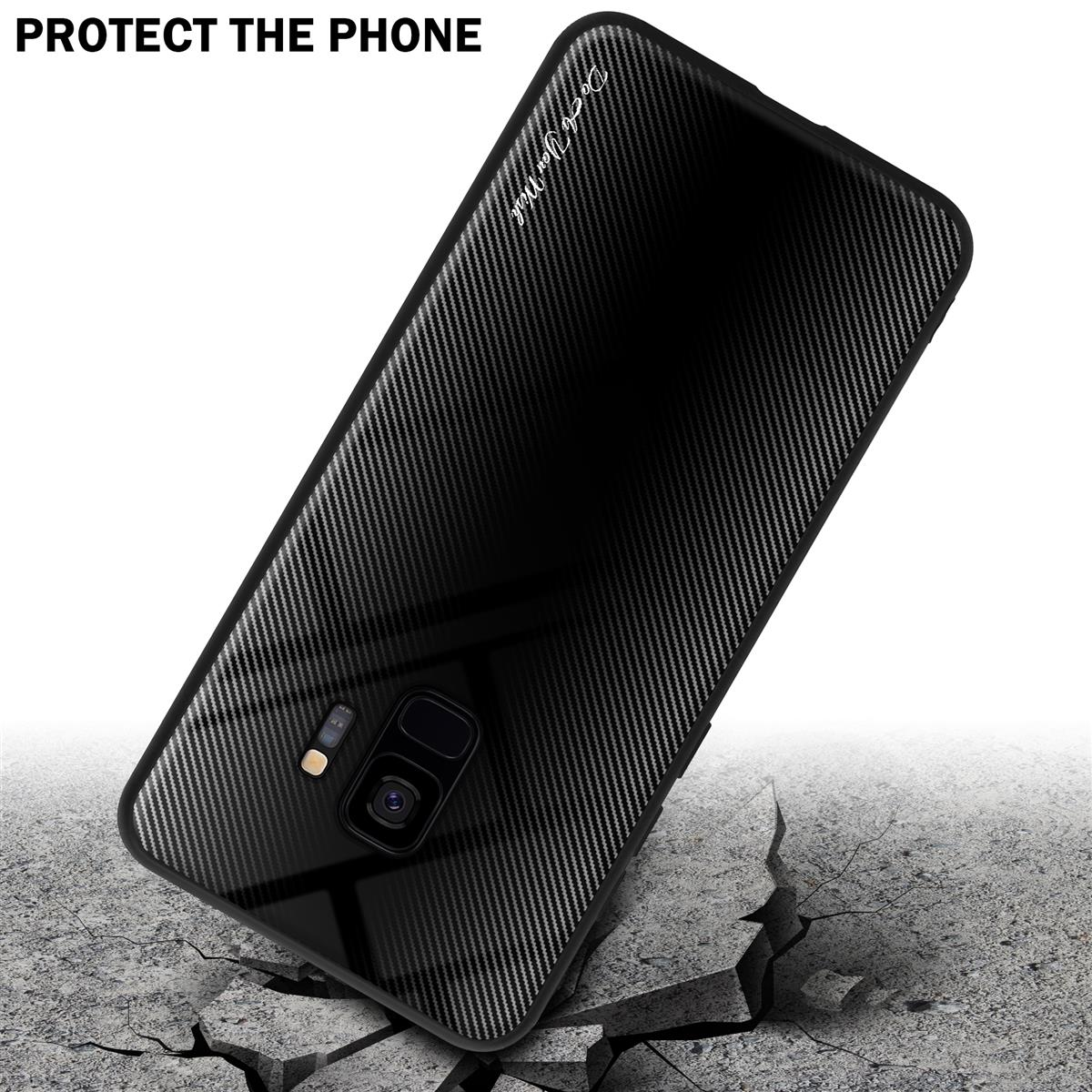 Una custodia nera per telefono con trama in fibra di carbonio su una superficie crepata. Il telefono ha una fotocamera.