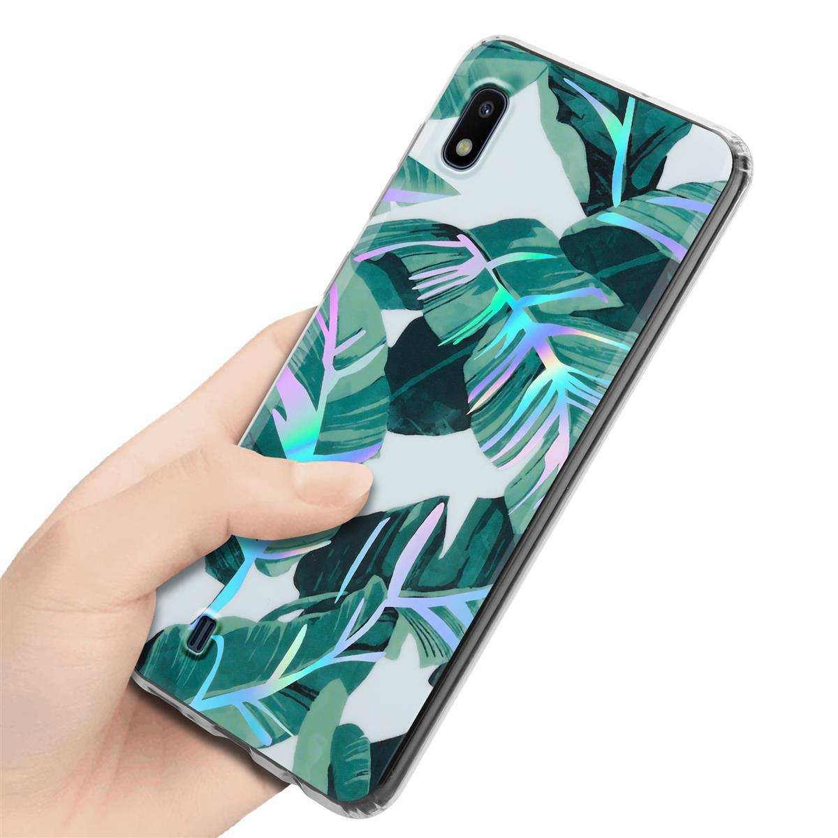 Una mano che tiene un telefono con una custodia a motivo di foglie verdi, su sfondo bianco.