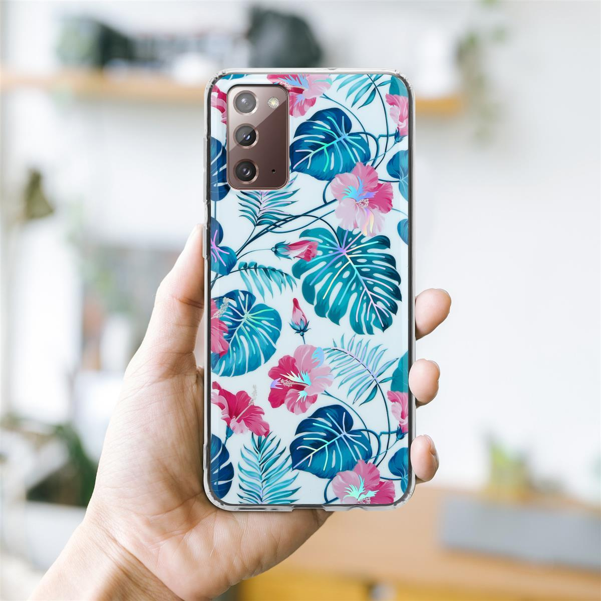 Mano che tiene telefono con custodia floreale. Colori blu, rosa e bianco. Sfondo sfocato.