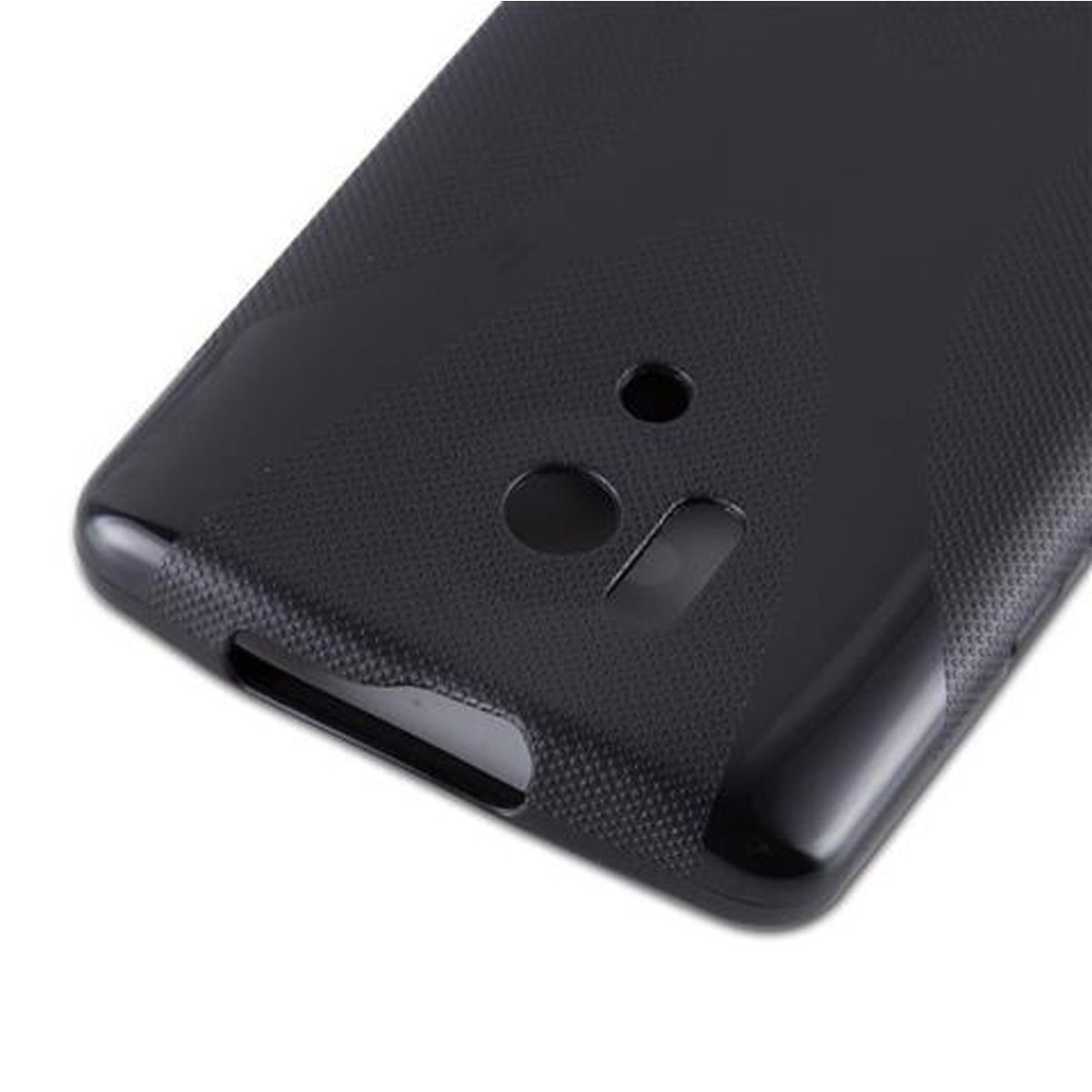 Primo piano di una custodia per telefono nera. La custodia ha una superficie strutturata con ritagli per fotocamera e porte.