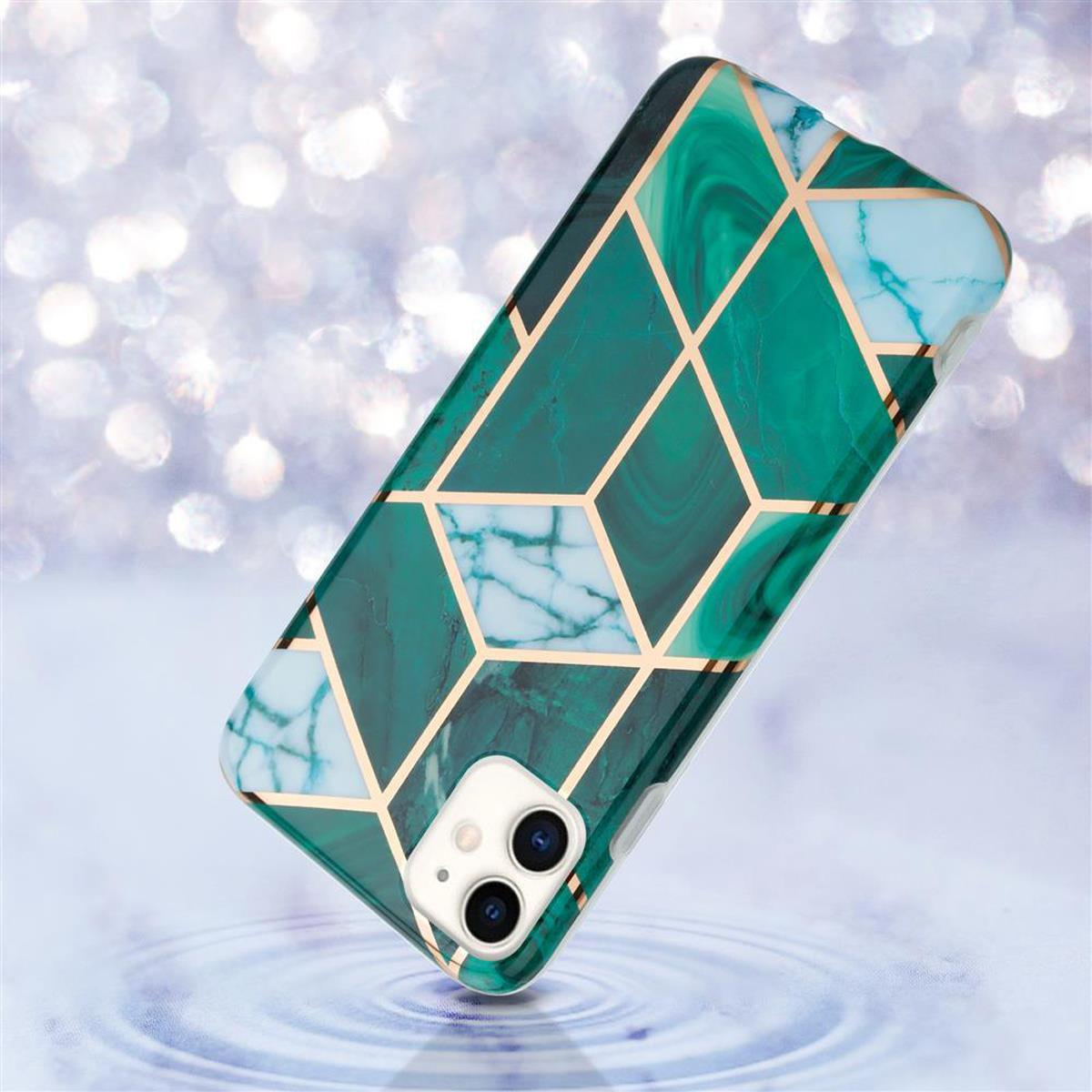 Custodia per telefono con design geometrico in marmo verde e oro, su una superficie d'acqua.