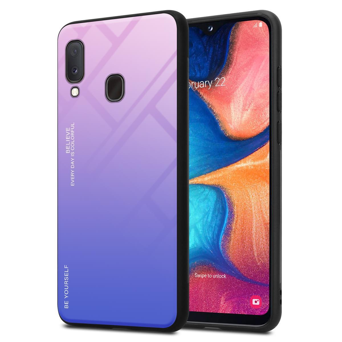Un telefono con una cover posteriore colorata accanto al telefono. La cover ha del testo.