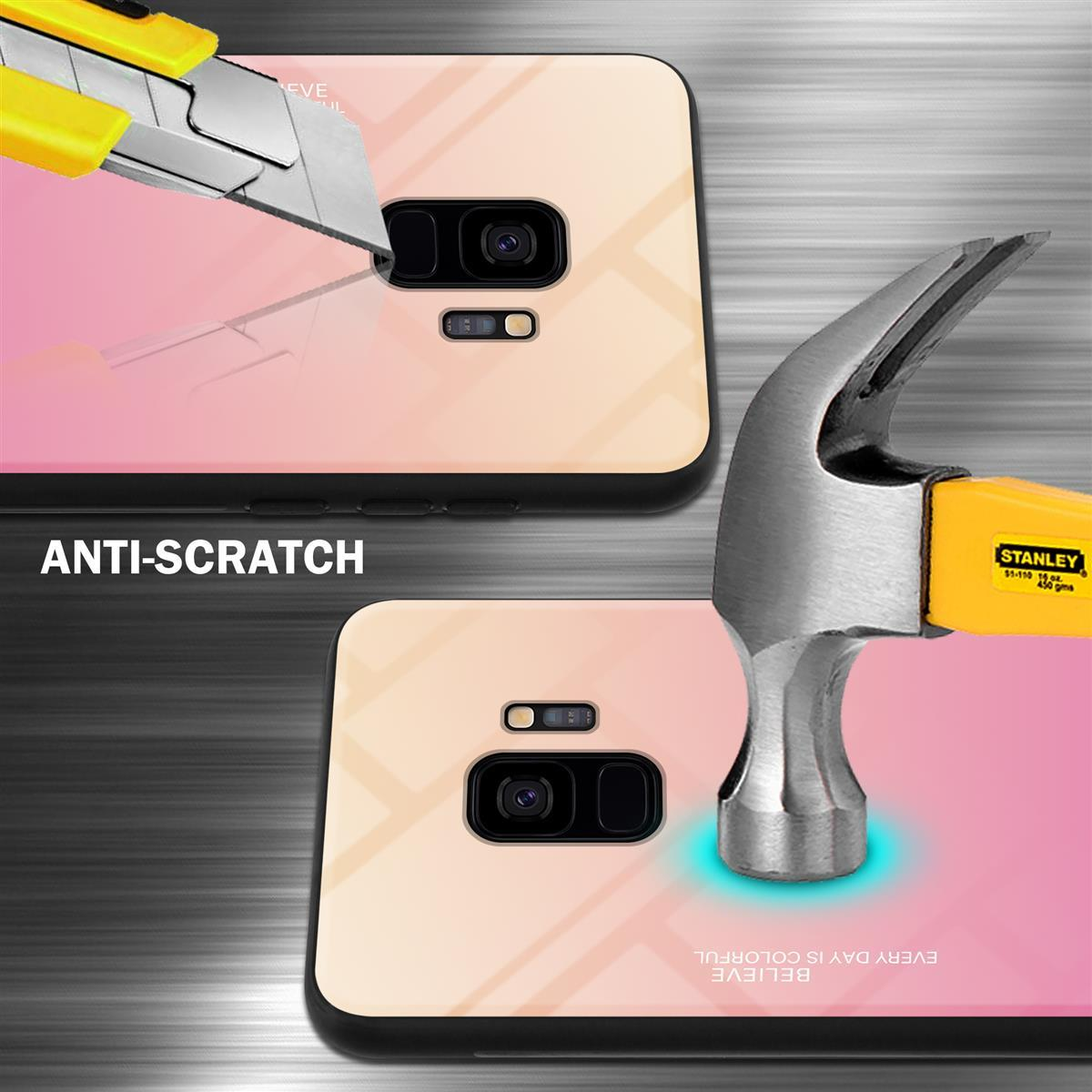 Custodie per telefono che vengono graffiate e martellate. Le custodie sono rosa e gialle.