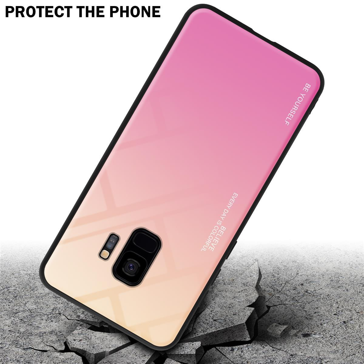 Una custodia per telefono. È rosa e gialla e ha un effetto crepa sul pavimento. È scritto 'Protect the Phone'.
