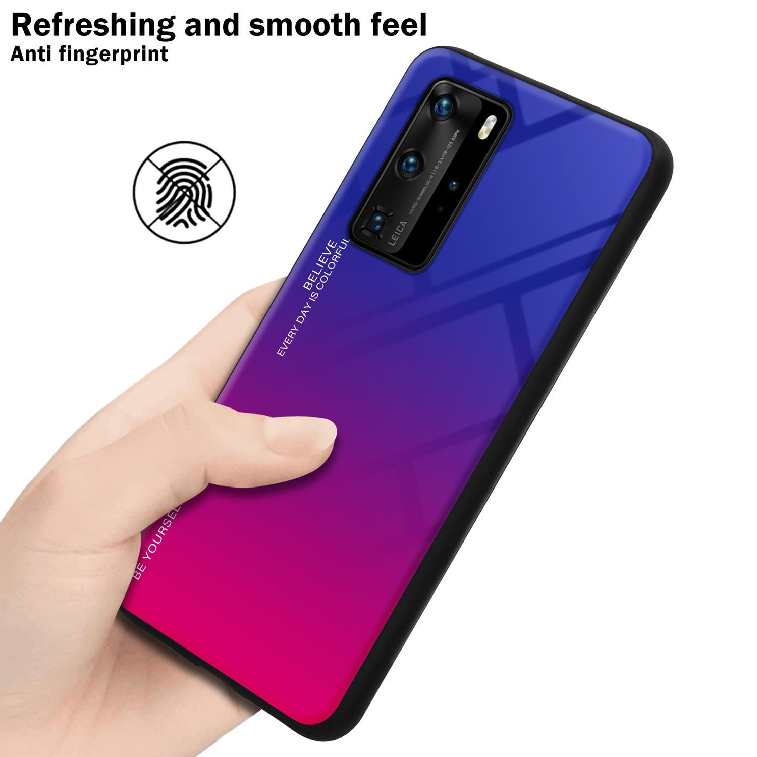 Eine Hand hält ein Telefon. Das Telefon hat eine Hülle mit Farbverlauf, blau zu rosa. Der Text lautet 'BE YOURSELF'.