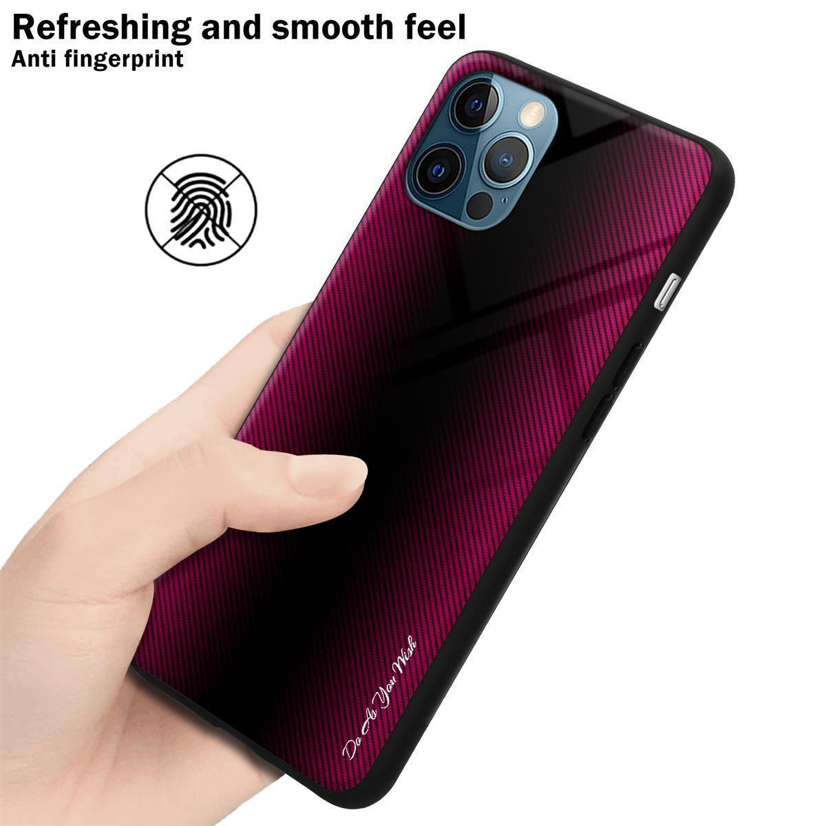 Eine Hand, die ein Telefon mit einer rot-schwarz gemusterten Hülle hält. Das Telefon hat mehrere Kameras.