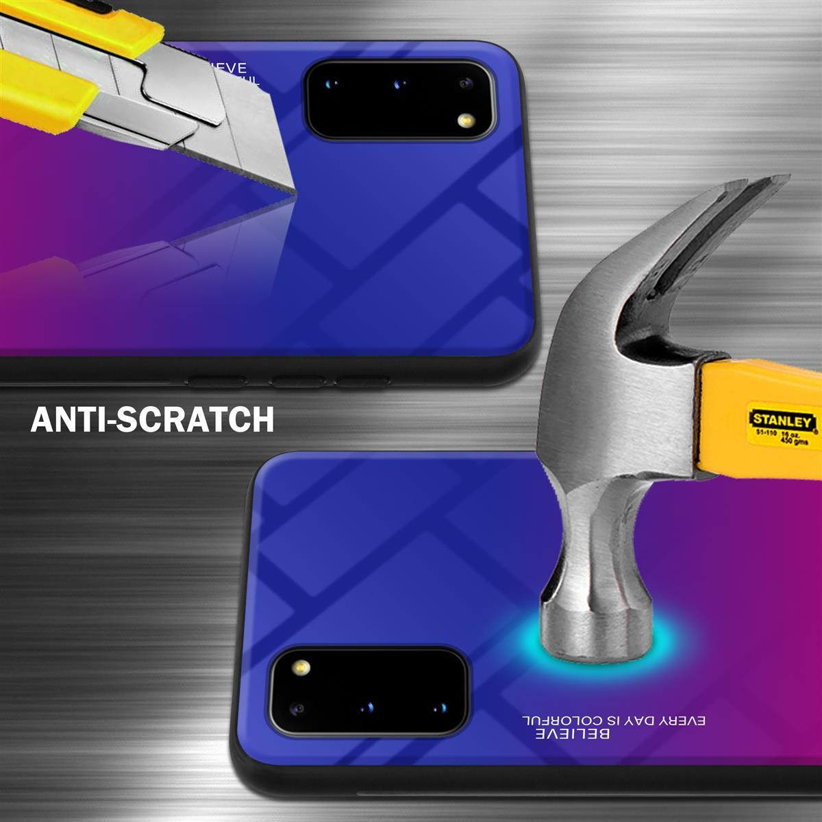 Custodia per telefono con retro blu e viola sottoposta a test di resistenza ai graffi con un taglierino e un martello.