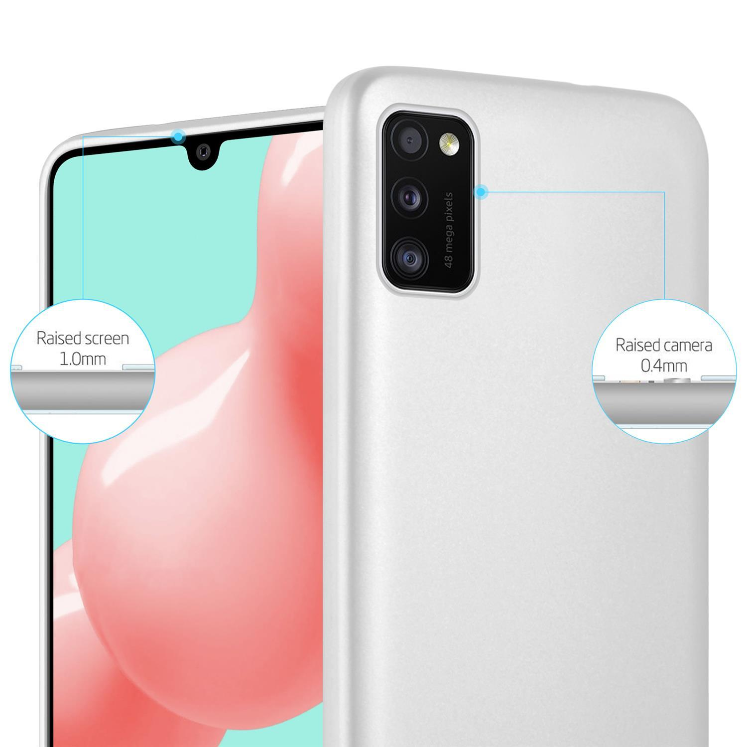 Eine weiße Handyhülle. Die Hülle befindet sich vorne und das Telefon hinten.
