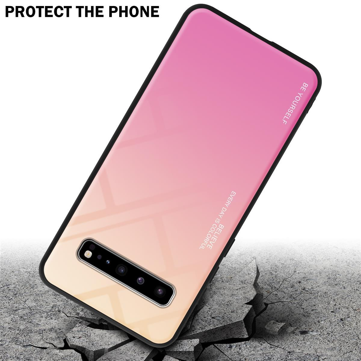 Una custodia per telefono con una sfumatura dal rosa al crema. È su una superficie incrinata.