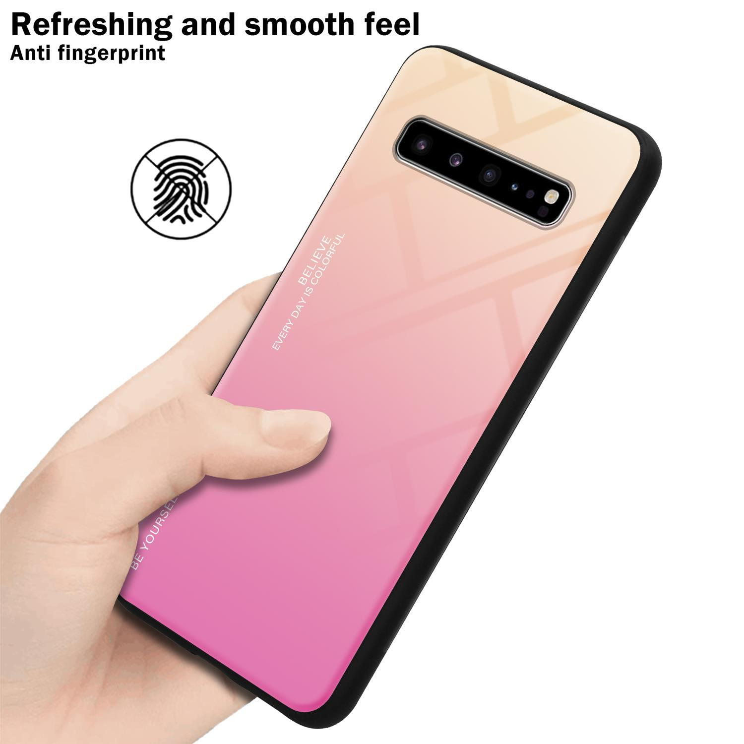 Mano che tiene una custodia per telefono con sfumatura rosa e arancione. Il telefono ha un bordo nero e una fotocamera.