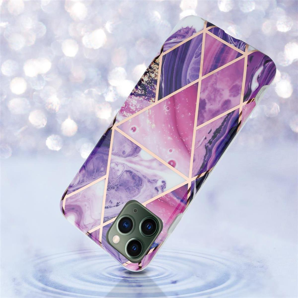 Telefono in una custodia dal design marmorizzato con accenti dorati. Sfondo sfocato con riflessi acquatici.