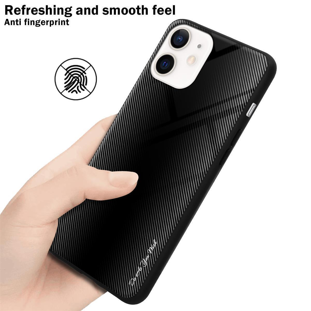 Mano che tiene una custodia per telefono nera con un design in fibra di carbonio. Viene mostrato il simbolo dell'impronta digitale.