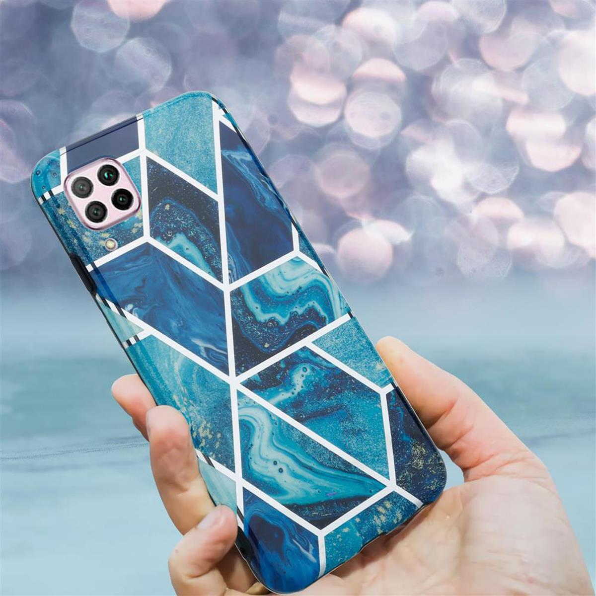 Mano che tiene un telefono con una custodia a motivi marmorizzati blu. Linee geometriche bianche sulla custodia.