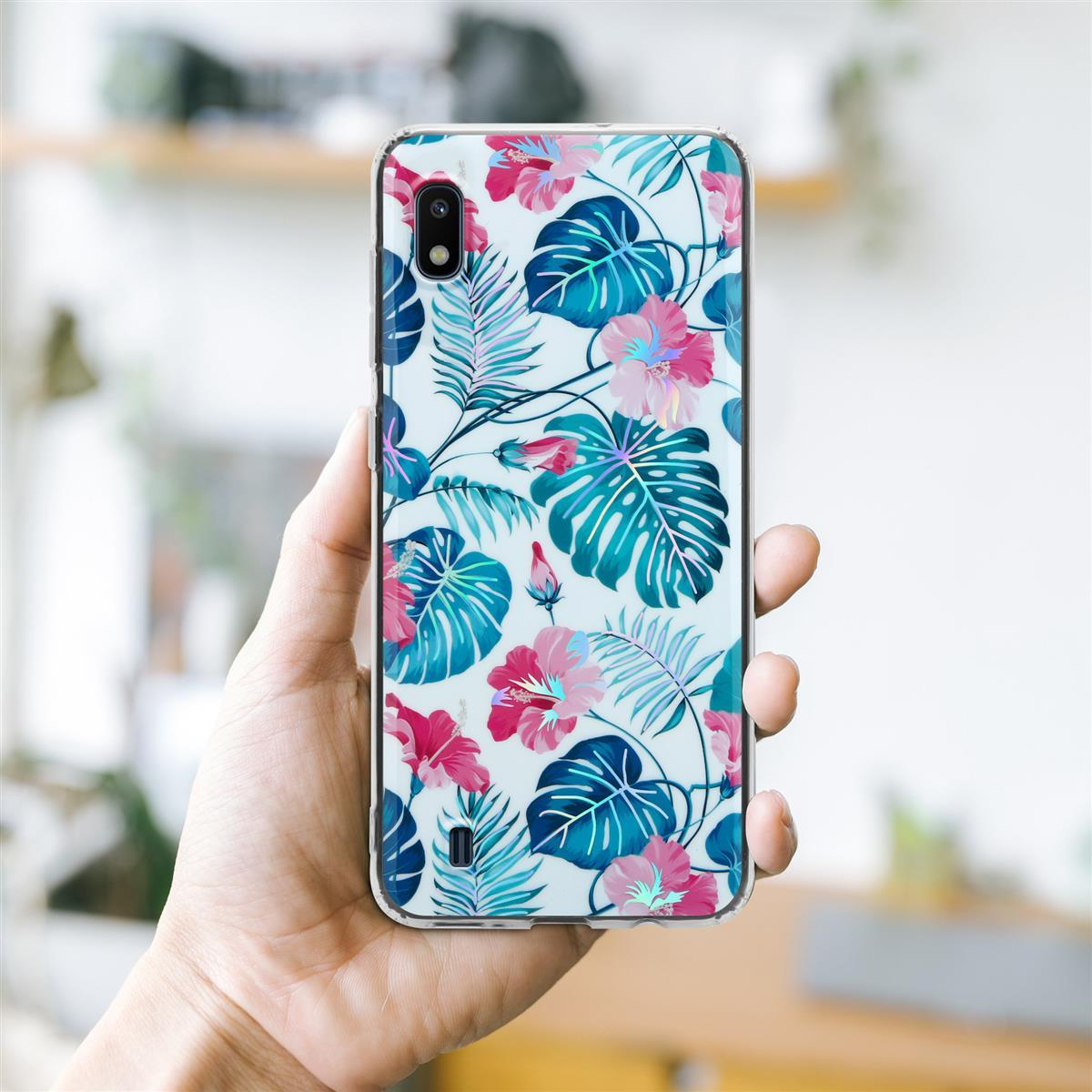 Una mano che tiene un telefono con una custodia bianca. La custodia ha un design floreale con colori rosa e blu.