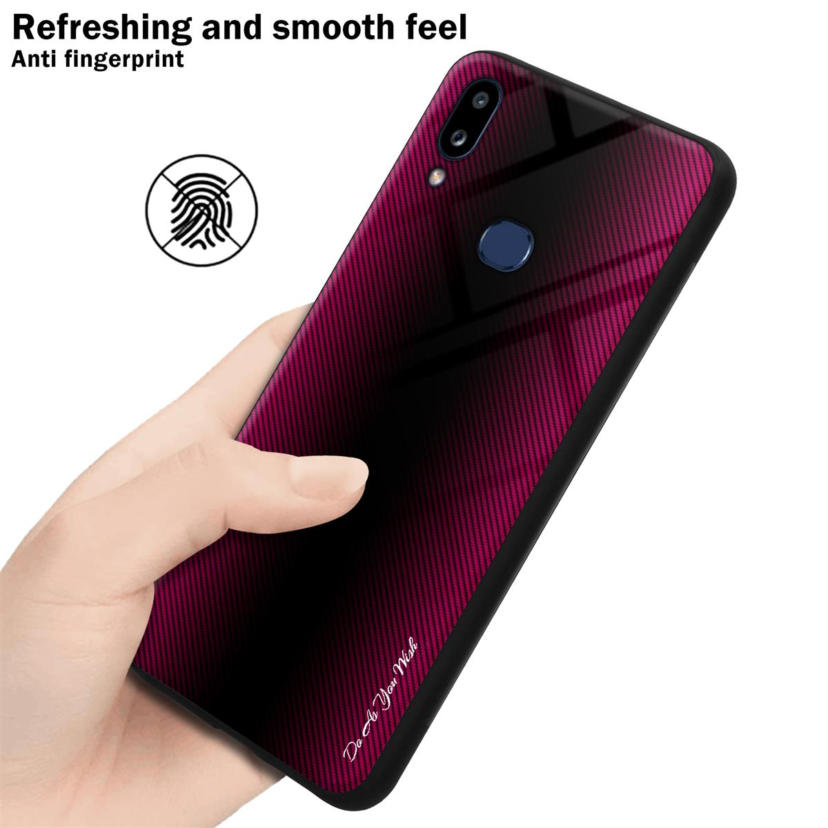 Ein Telefon in einer Hülle mit dunklem rosa Muster, mit einer Hand, die es berührt.