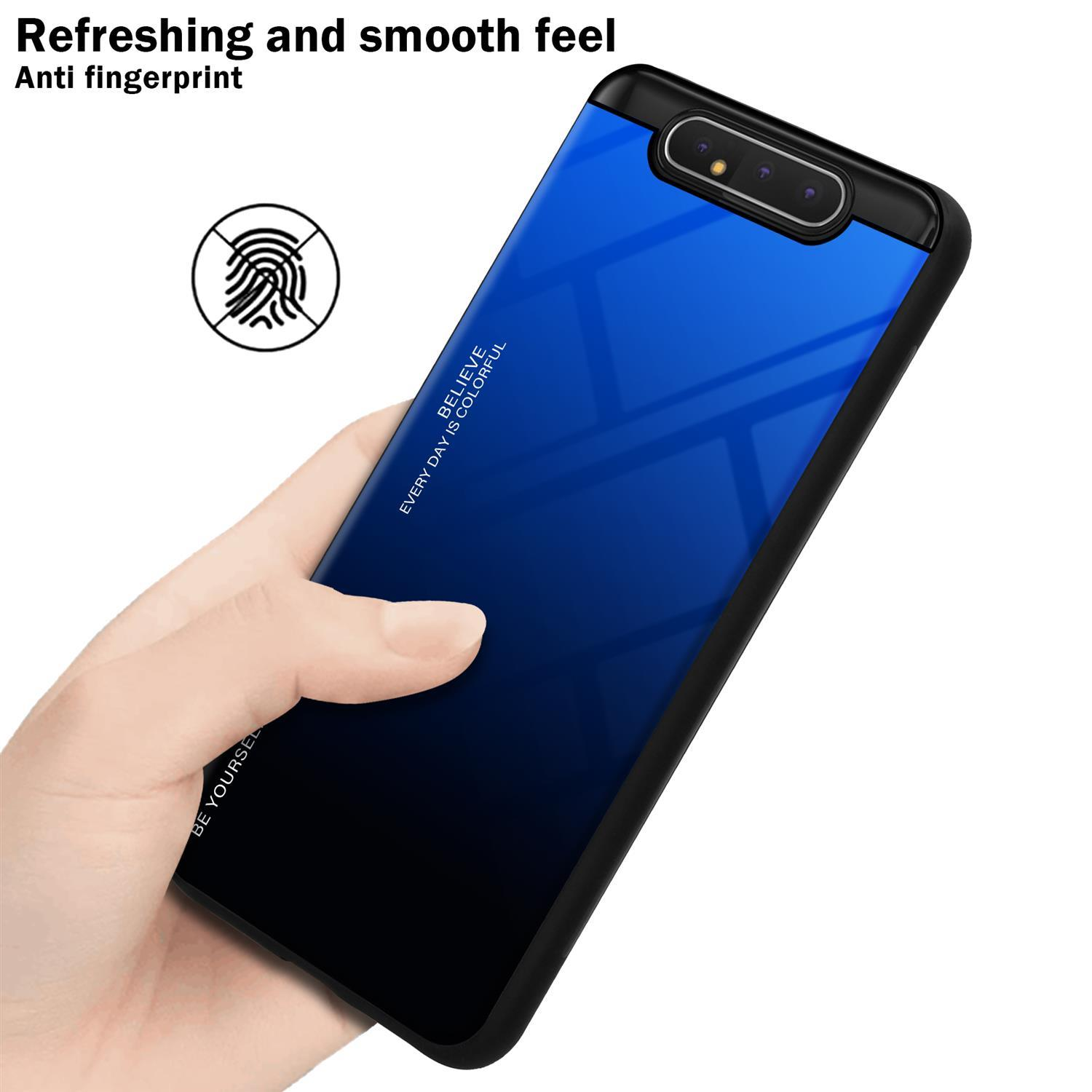 Una mano tiene un telefono con una custodia sfumata blu. Icona impronta digitale in alto a sinistra.