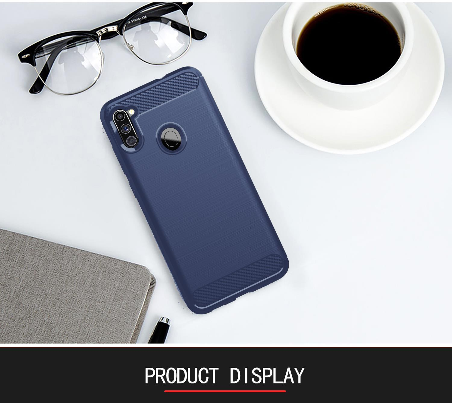 Una custodia per telefono blu navy su una scrivania con caffè e occhiali. Viene pubblicizzata l'esposizione del prodotto.