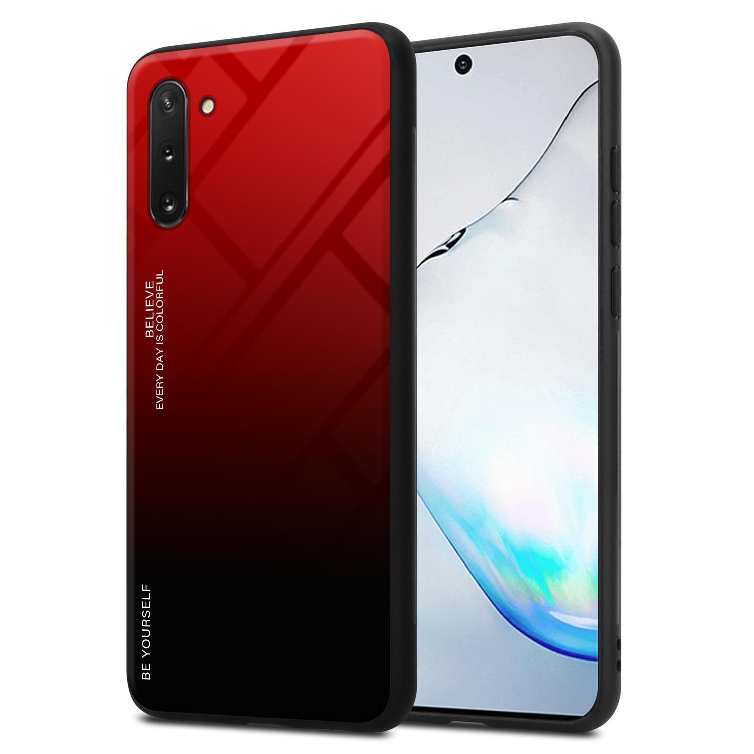 Un telefono in una custodia sfumata rosso-nera, accanto a un telefono con schermo nero. La custodia dice 'Believe' e ha un foro.