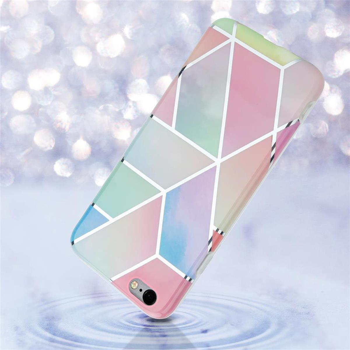 Eine Handyhülle mit einem farbenfrohen geometrischen Design schwebt über Wasser.