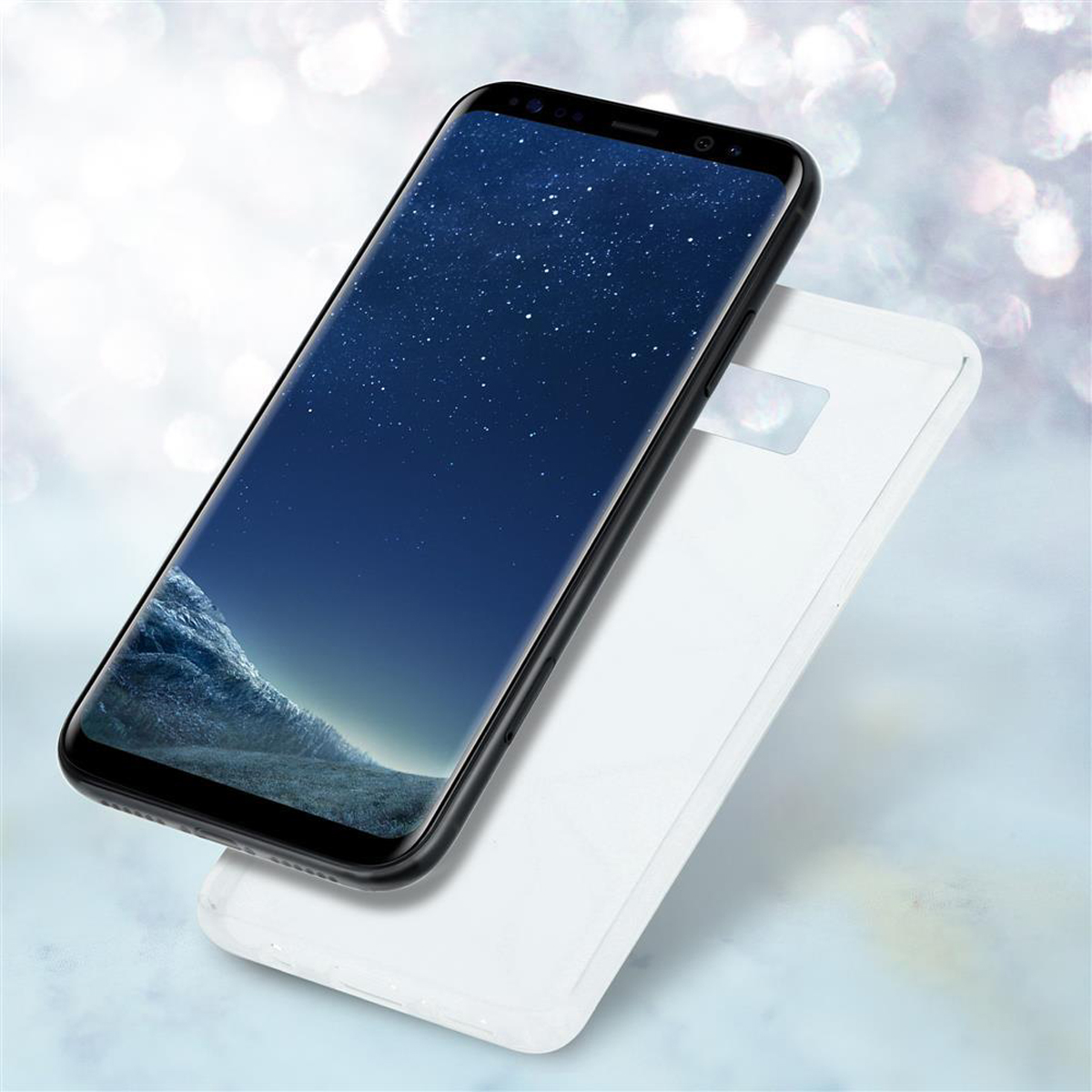 Telefono nero e una custodia bianca. Lo schermo mostra una notte stellata. Sfondo bokeh.
