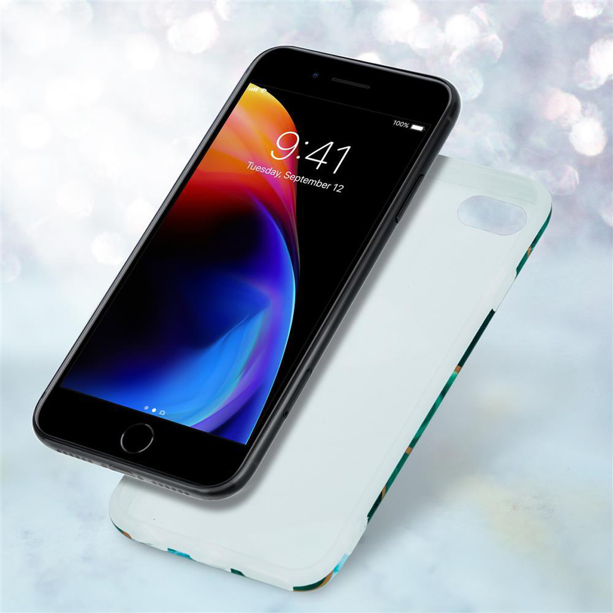 Telefono e custodia angolati. Telefono con schermo acceso. Sfondo azzurro e bianco.