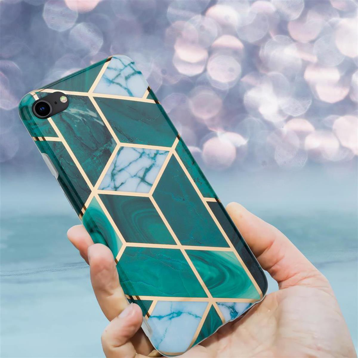 Mano che tiene una custodia per telefono. Motivo geometrico su sfondo marmoreo.