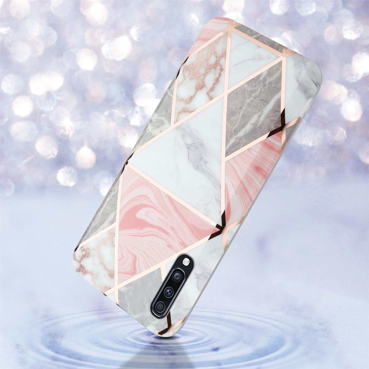 Una custodia per telefono con design marmorizzato in bianco, rosa e grigio. Linee oro rosa.