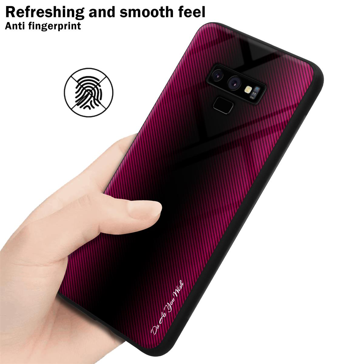 Una mano che tiene una custodia nera con texture in fibra di carbonio sfumata rossa e nera.