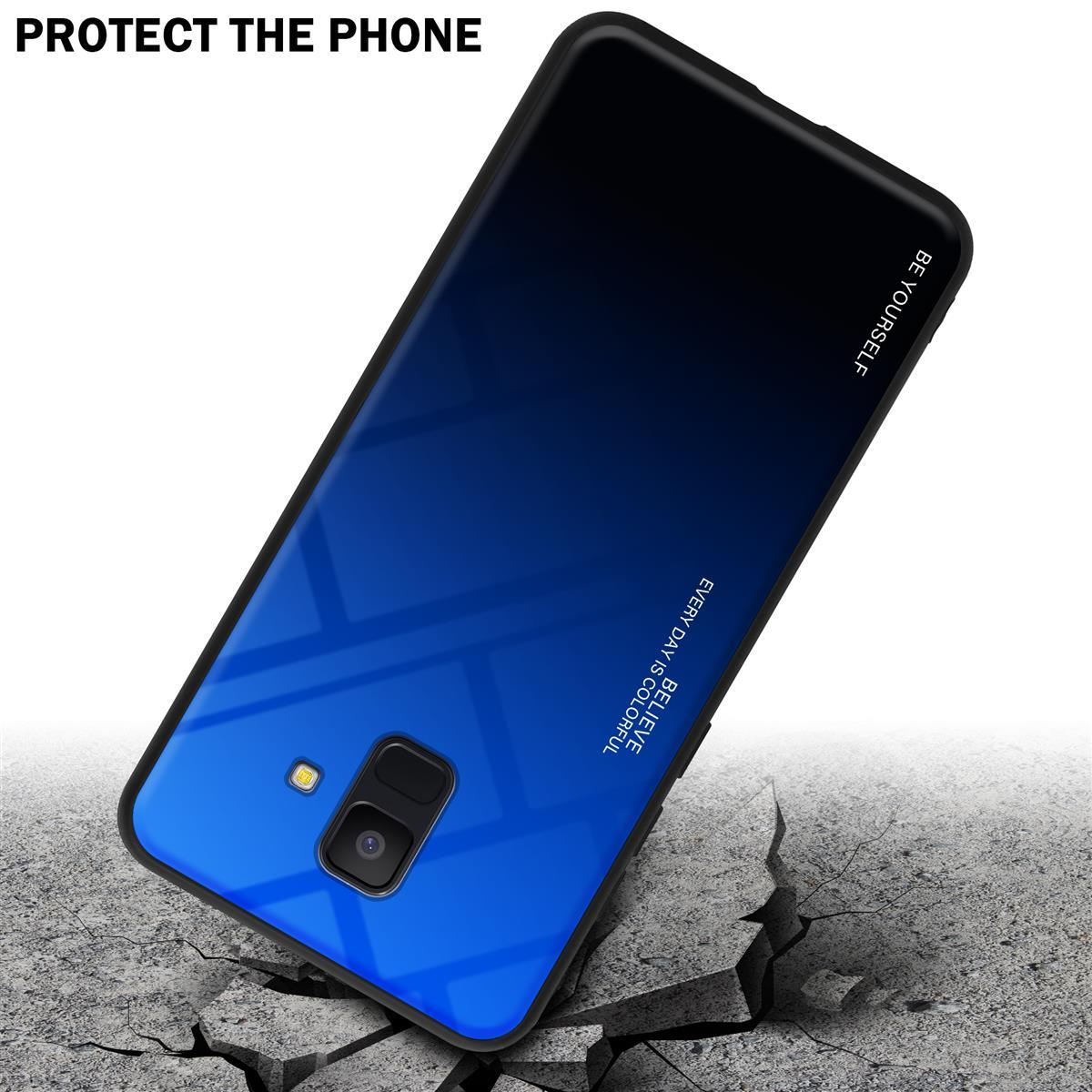 Custodia blu per telefono appoggiata su un marciapiede incrinato. Sfumatura da nero a blu.