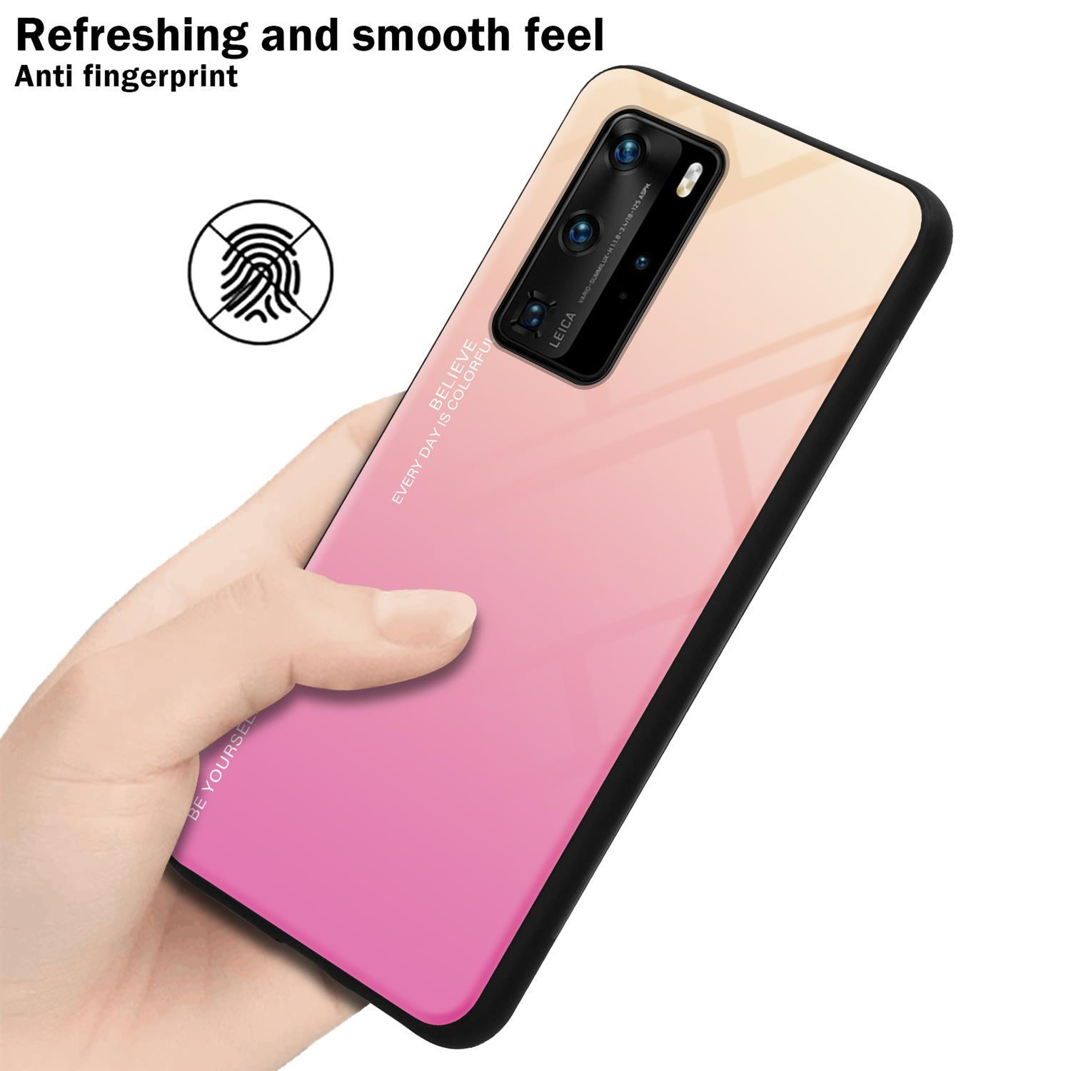 Una mano che tiene una custodia per smartphone con sfumatura rosa e pesca. La custodia ha un bordo nero.