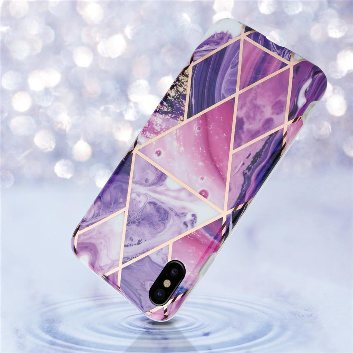 Una custodia per telefono con un design geometrico viola e oro è inclinata su una superficie riflettente.