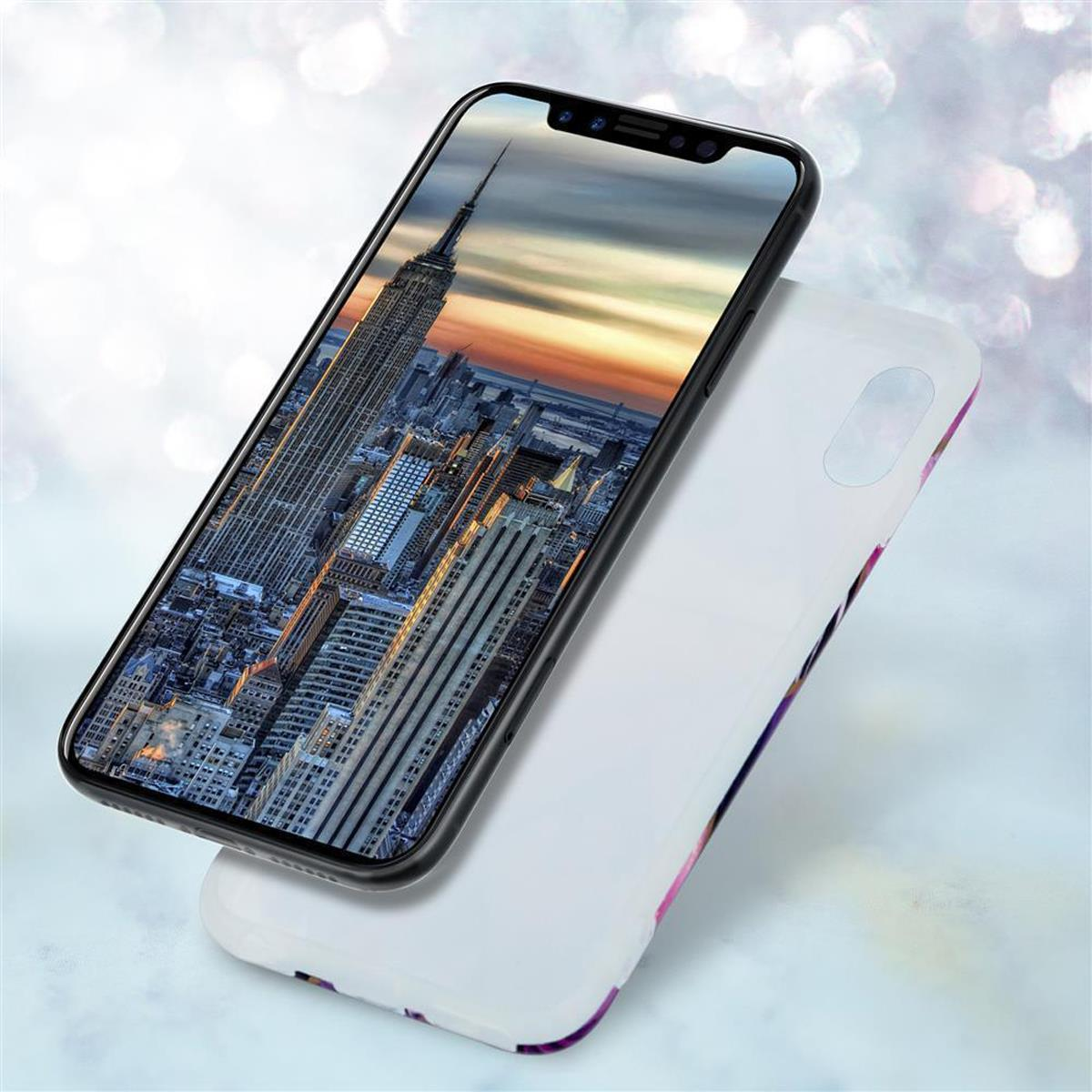 Smartphone con immagine di città sullo schermo, custodia bianca sul retro, fluttuante con bokeh.