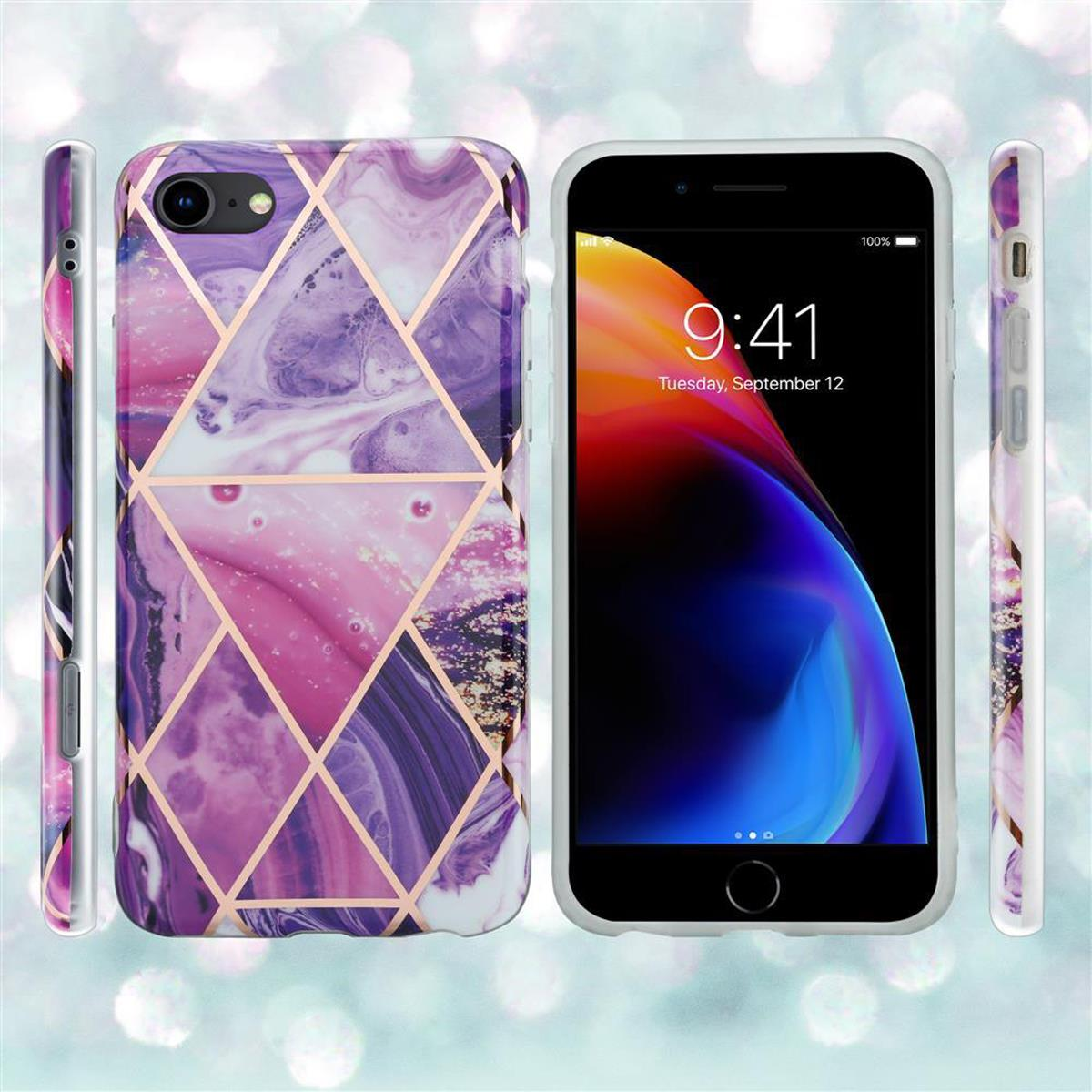 Un telefono e tre custodie per telefono che mostrano un design marmoreo e geometrico in viola, rosa e oro.