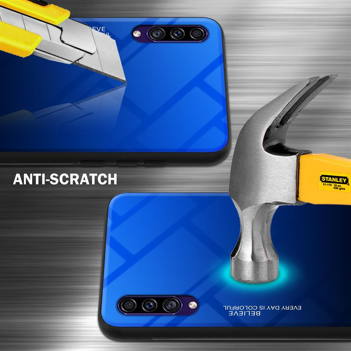 Custodia per telefono con gradiente blu e viola, mostrata con coltello e martello per dimostrazione antigraffio.