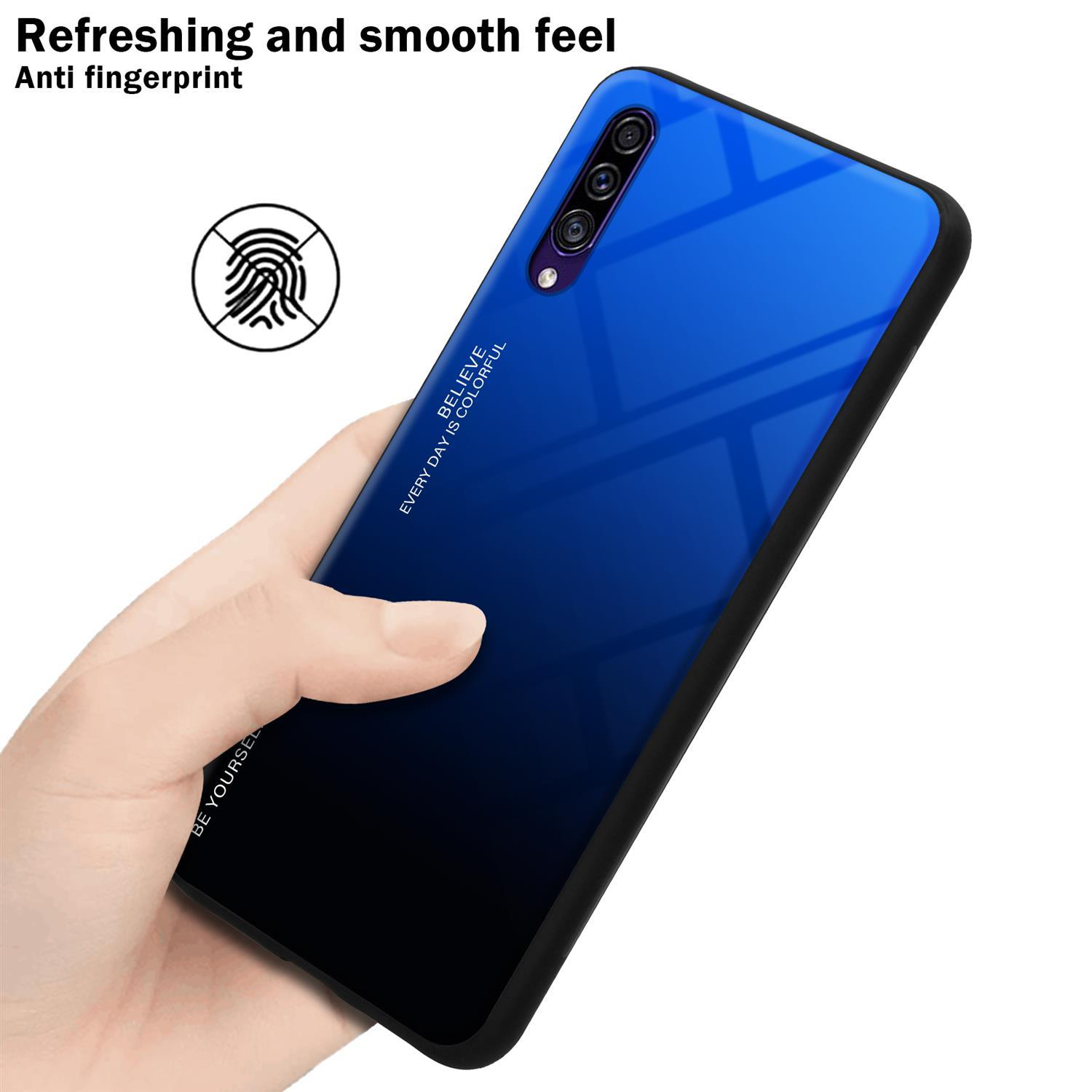 Una mano che tiene un telefono sfumato blu. Il retro del telefono è visibile, con un'icona di impronta digitale nell'angolo.