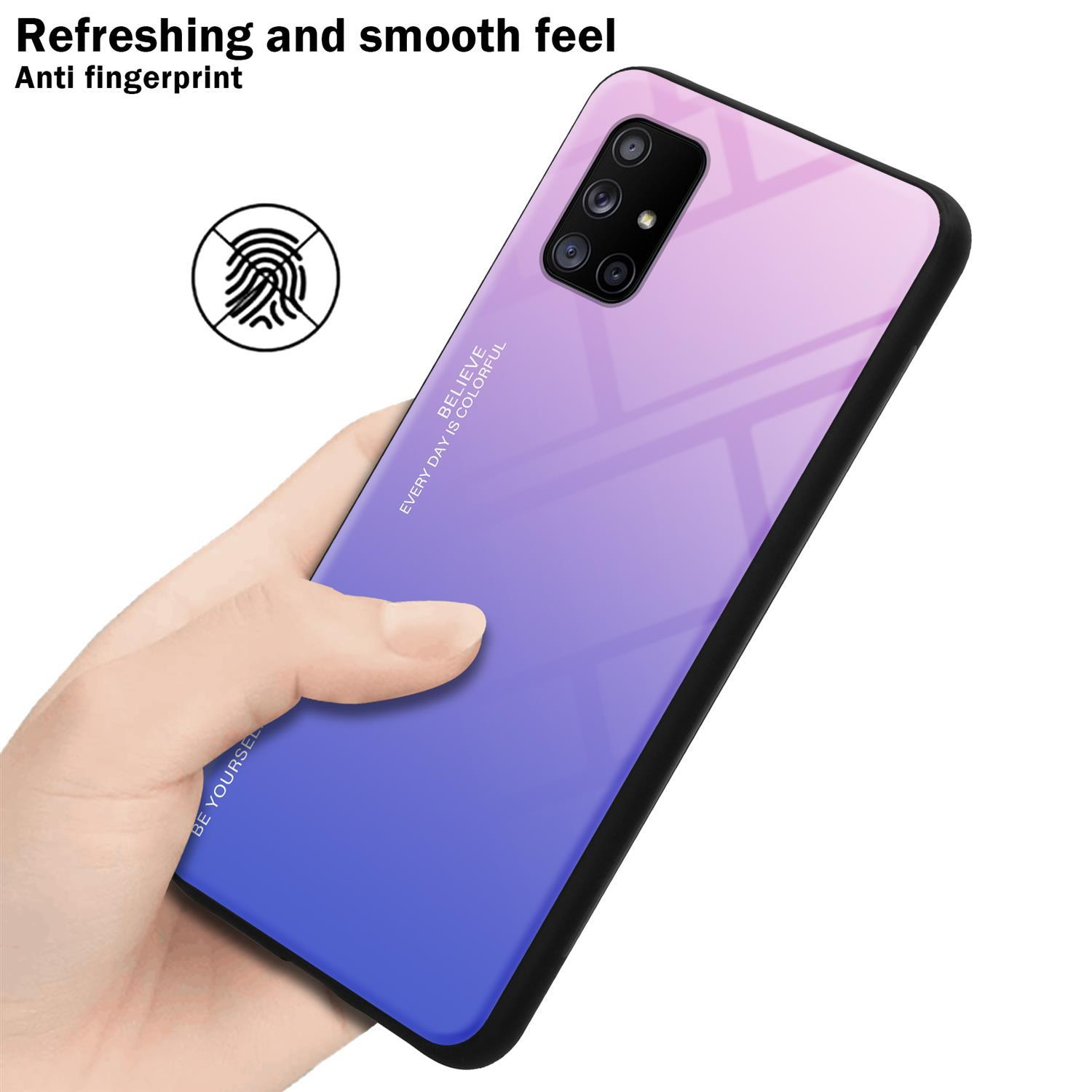 Mano che tiene un telefono con una custodia viola sfumata. Il telefono mostra la sua parte posteriore.