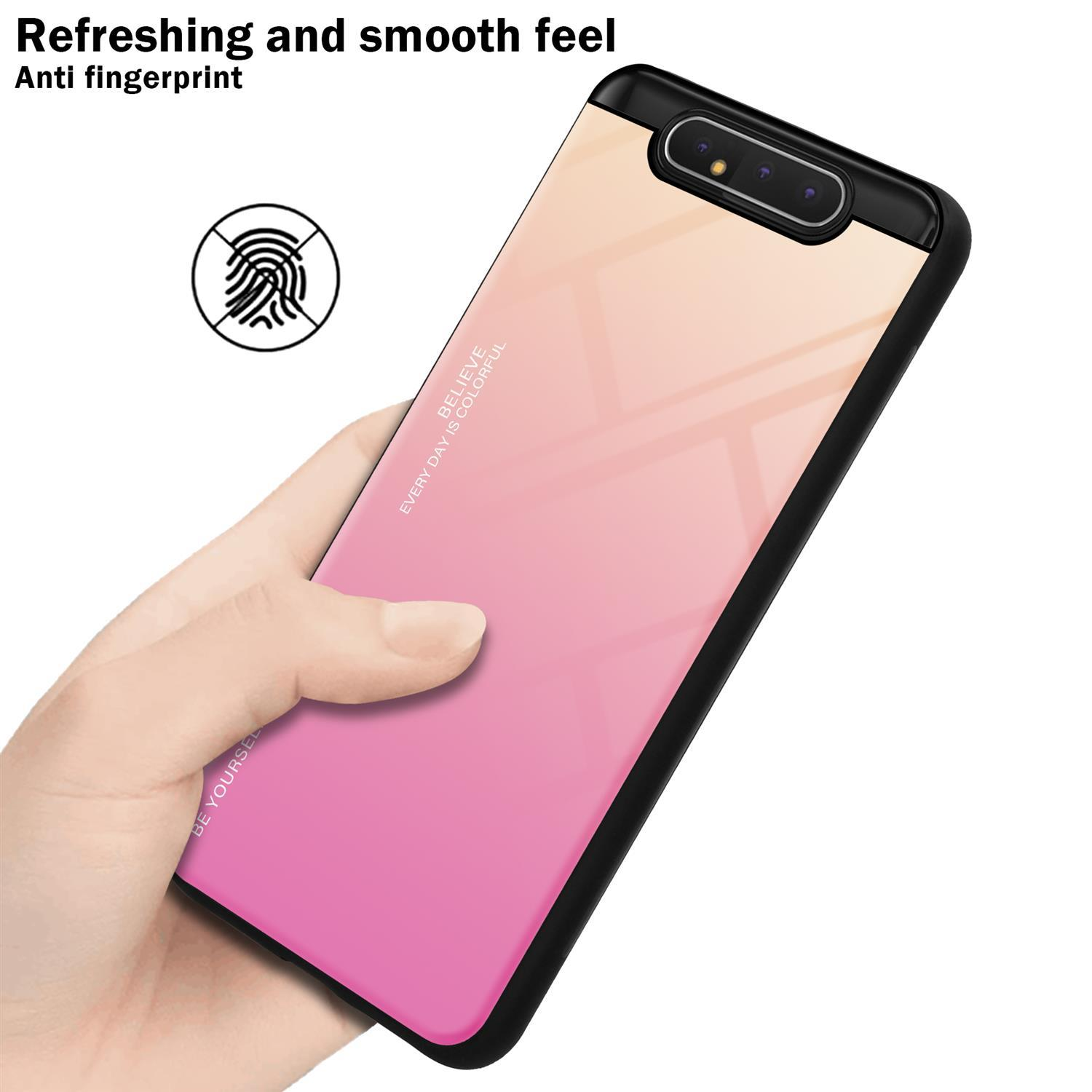 Mano che tiene una custodia per telefono con sfumatura rosa e gialla. Cornice nera. Testo in alto.