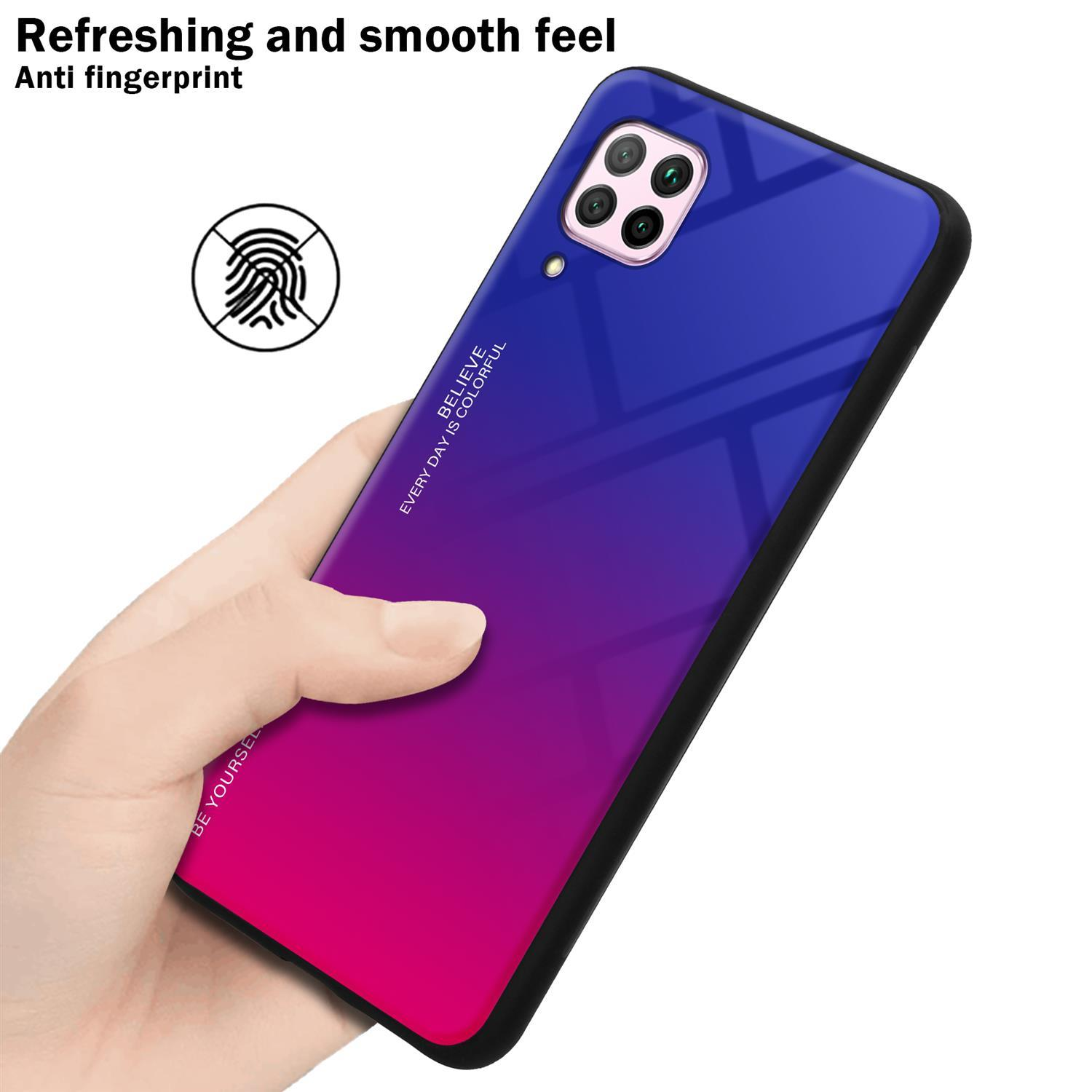Mano che tiene un telefono con una custodia sfumata blu-rosa. Testo anti-impronte.