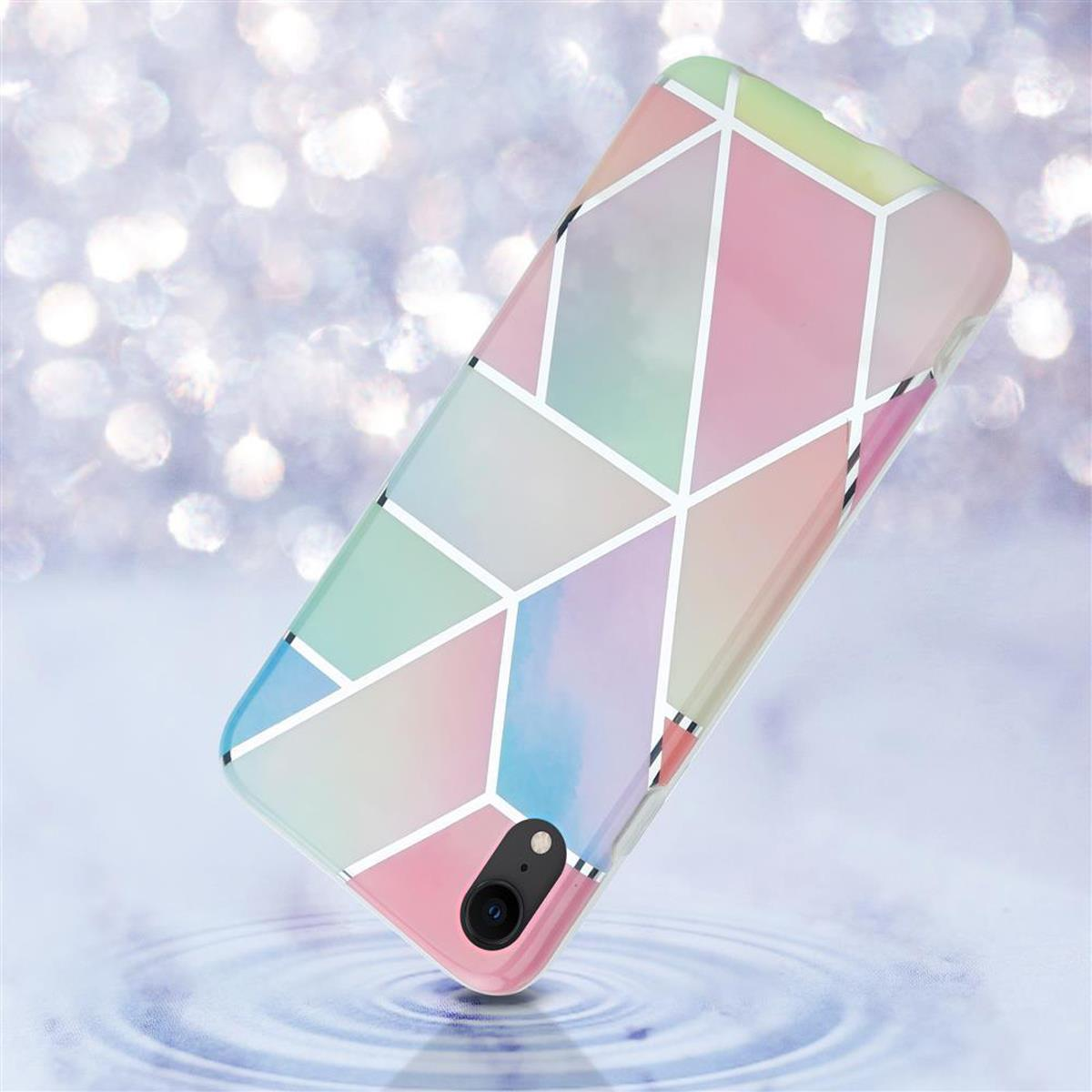 Eine Handyhülle mit farbenfrohem, geometrischem Design schwebt im Wasser.