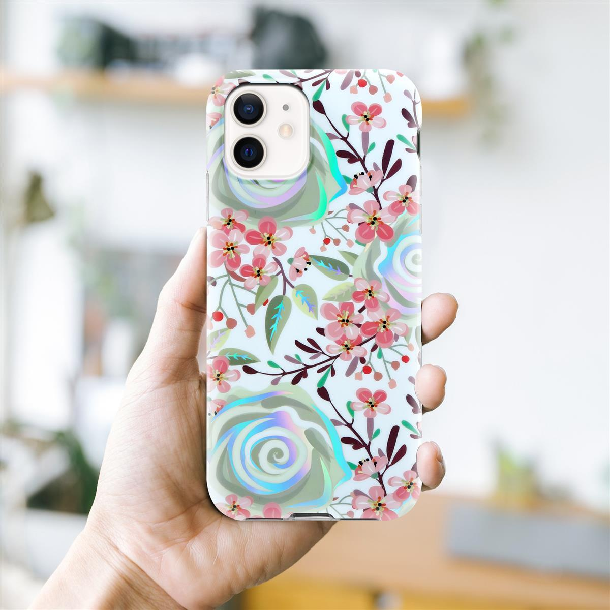 Una mano che tiene una custodia per telefono ricoperta di fiori. La custodia ha uno sfondo bianco e fiori rosa.