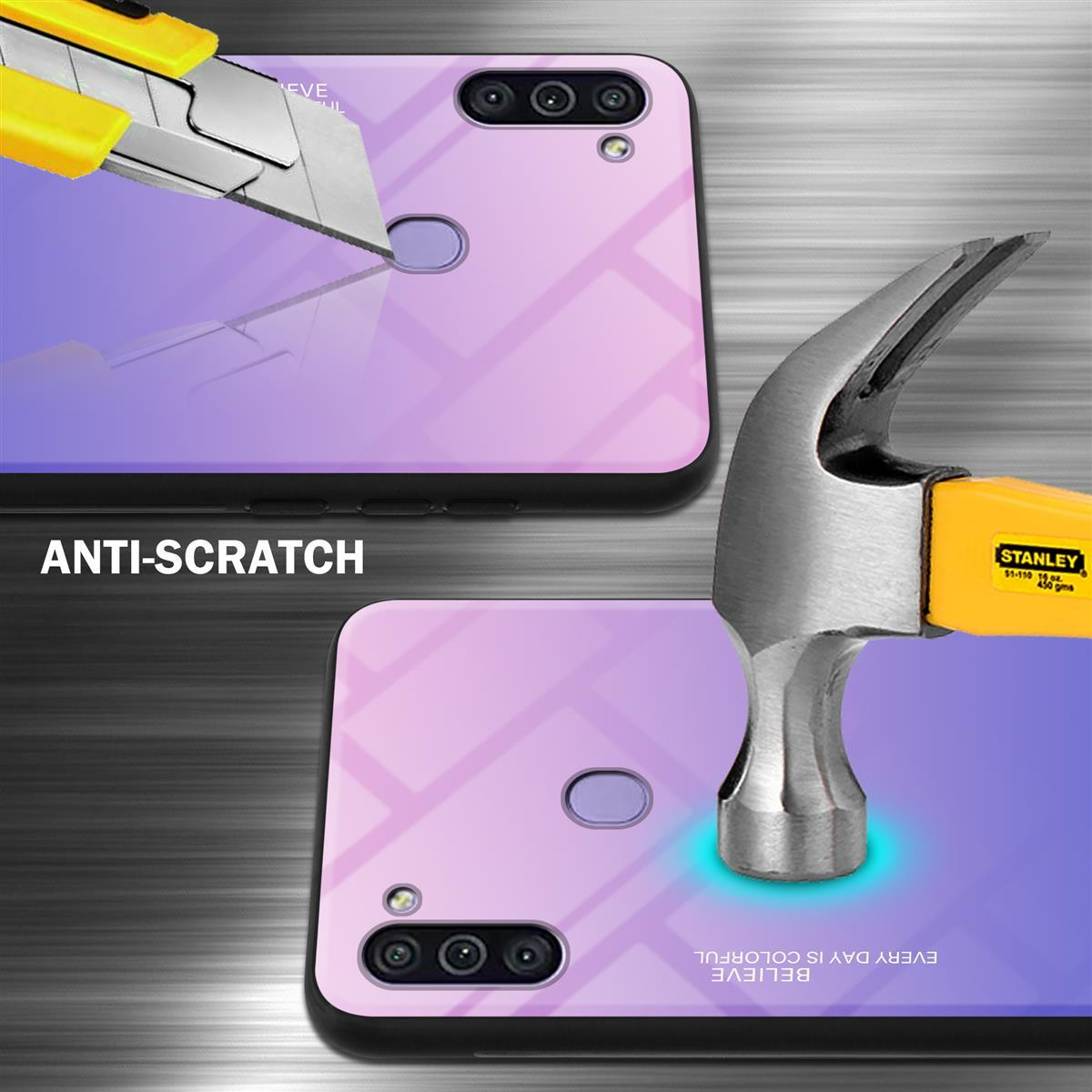 Una custodia per telefono viene testata con un taglierino e un martello. Il testo dice 'ANTI-SCRATCH'.