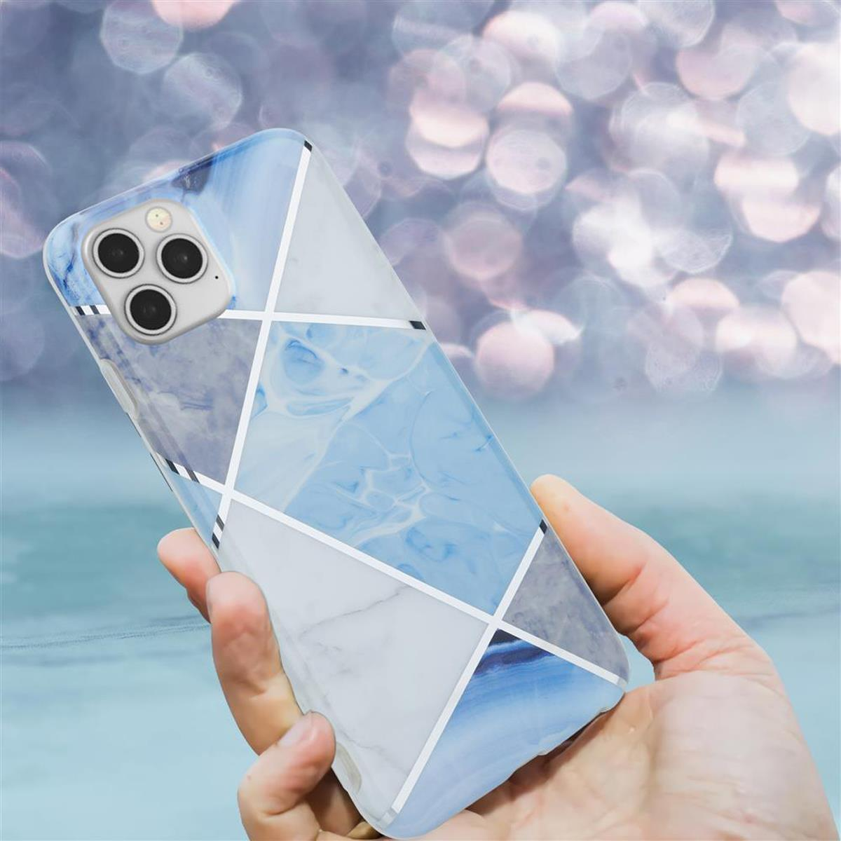 Una mano che tiene una custodia per telefono con un design marmorizzato.
