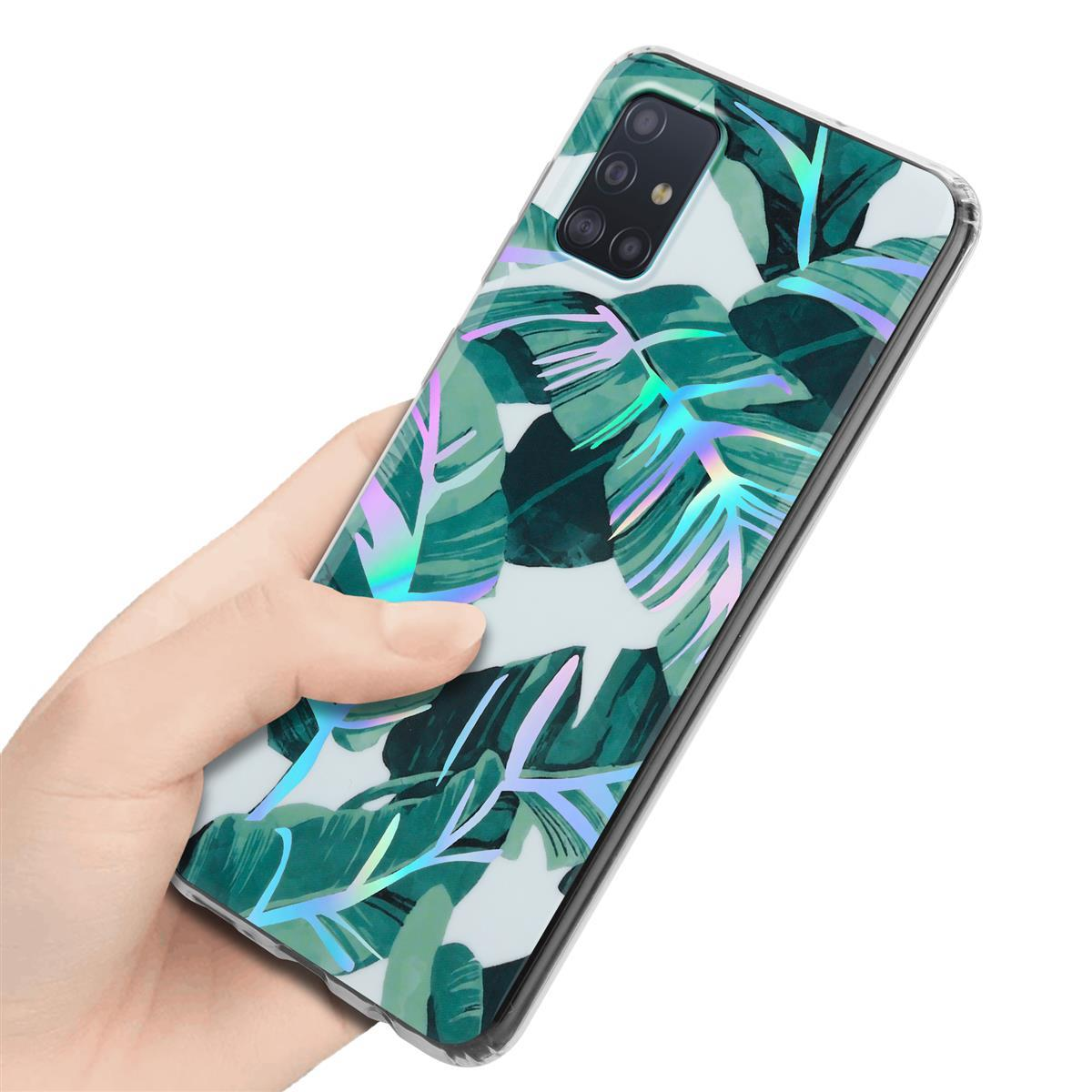 Una mano che tiene un telefono con una custodia trasparente con un design di foglie tropicali verdi. La custodia è traslucida.