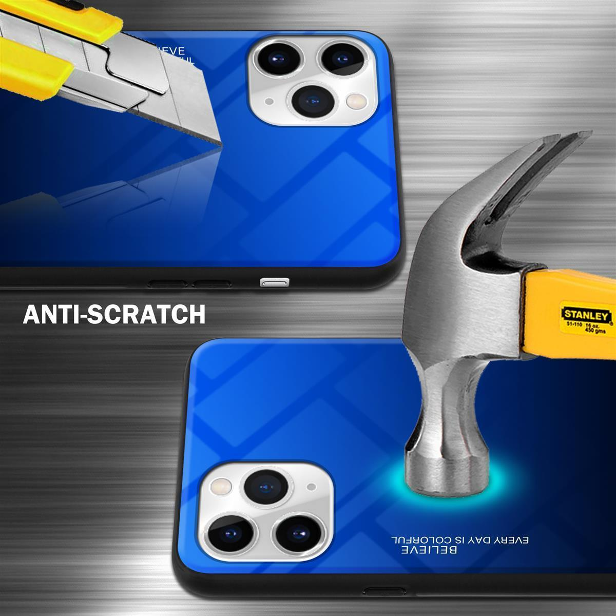 Blaue Handyhülle wird mit einem Hammer geschlagen. Kratzschutztext ist sichtbar.