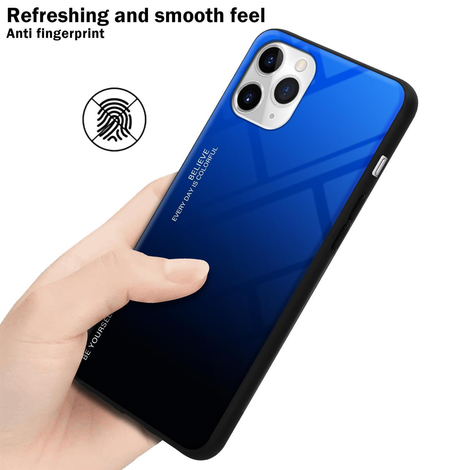Eine Hand, die eine blau-schwarze Handyhülle mit Farbverlauf hält. Die Handyhülle hat ein Farbverlaufsdesign.