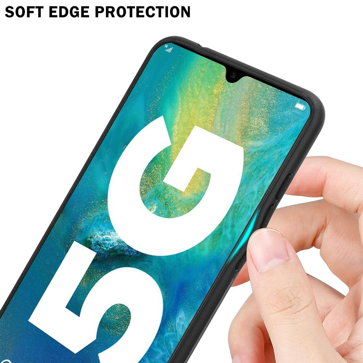 Una mano tiene un telefono. Lo schermo mostra una grande "G" bianca.