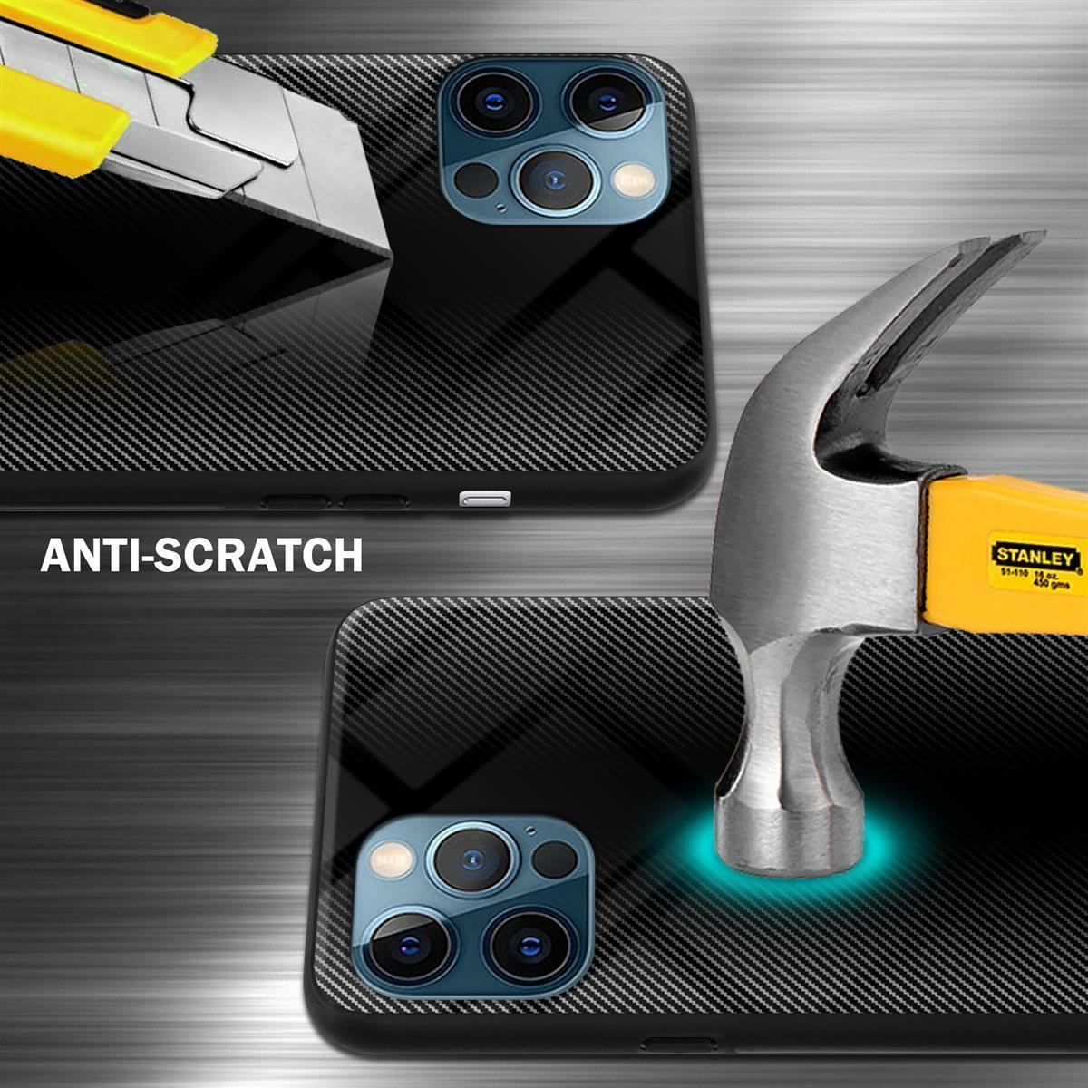 Zwei Handyhüllen werden mit einem Cutter und einem Hammer getestet. Die Anti-Kratz-Funktion wird hervorgehoben.
